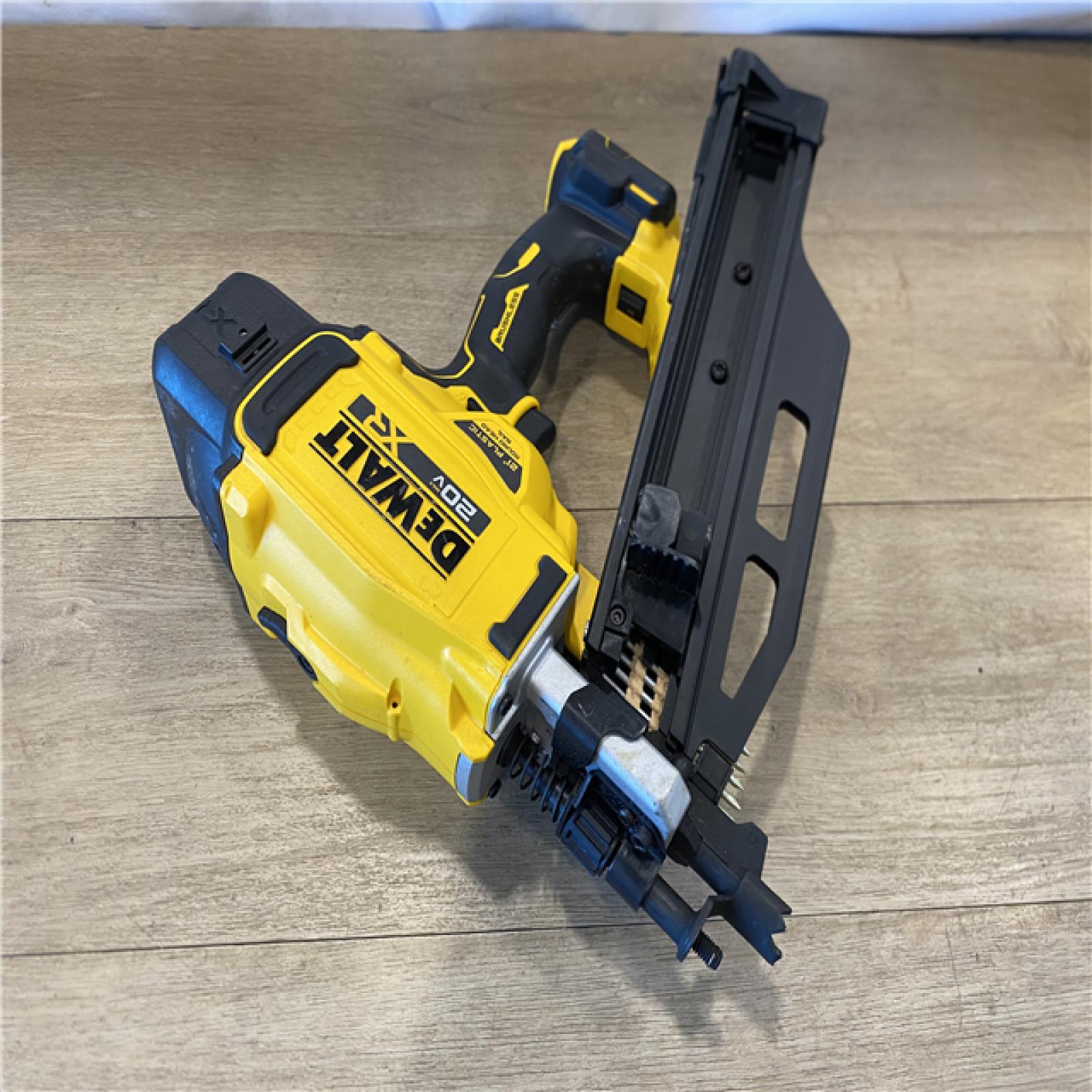 AS-IS DEWALT 20-Volt 21° Cordless Framing Nailer Kit