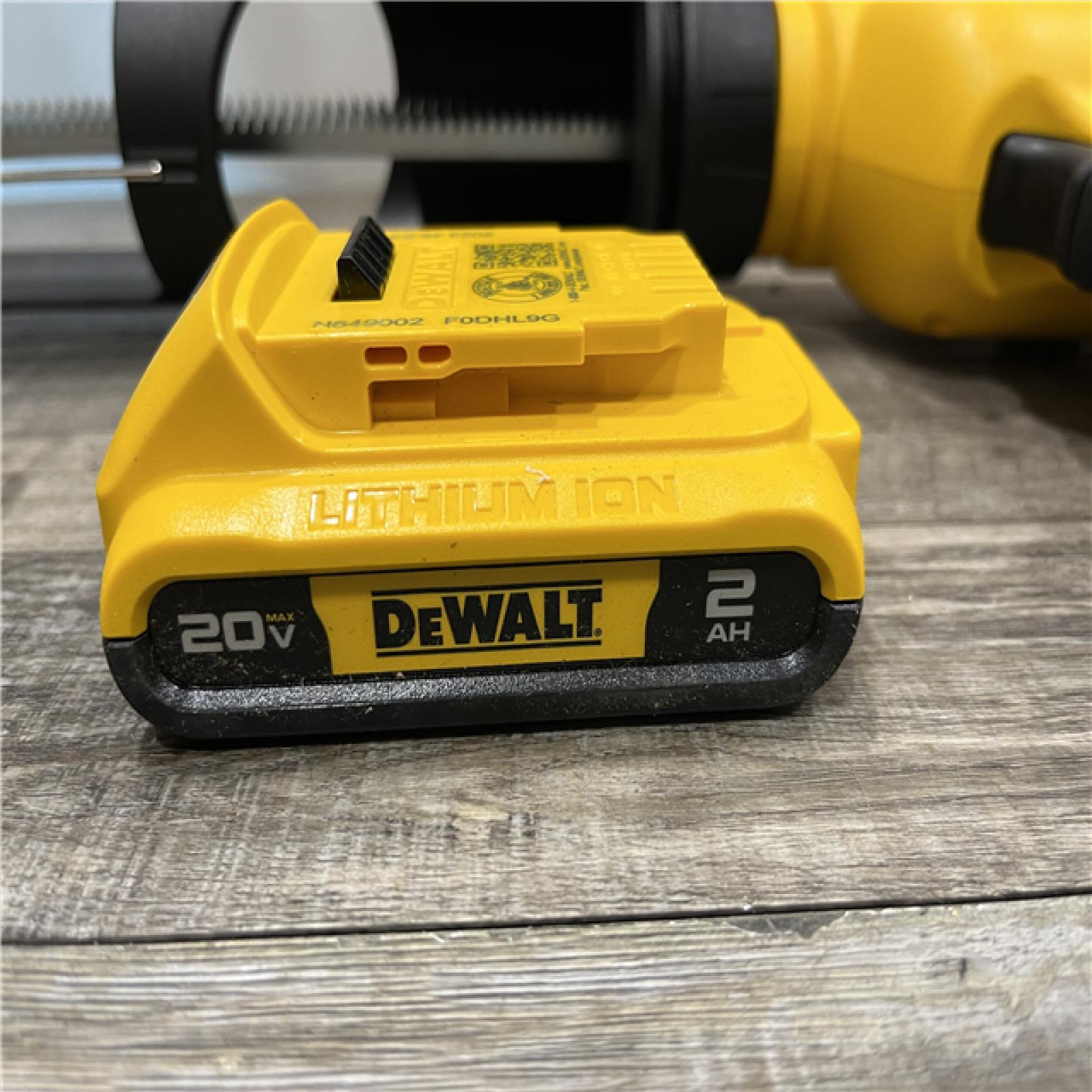 AS-IS DEWALT 20V MAX Cordless 29 oz / 600 ml Adhesive Gun Kit