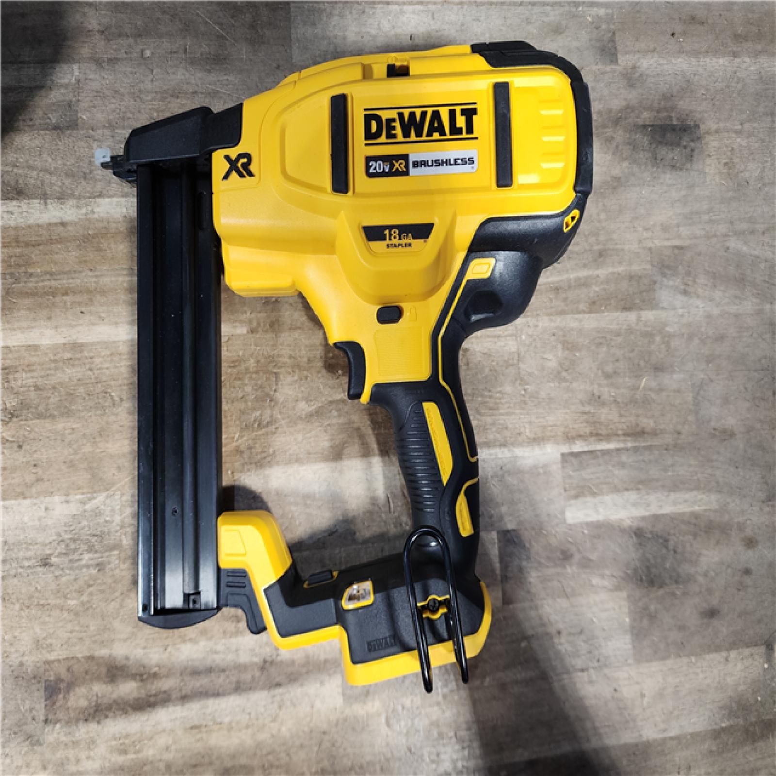 HOUSTON LOCATION - AS-IS DeWALT DCN681D1 20V MAX 18ga Cordless Brushless Narrow Crown Stapler Kit w/ BATTERY & CHARGER