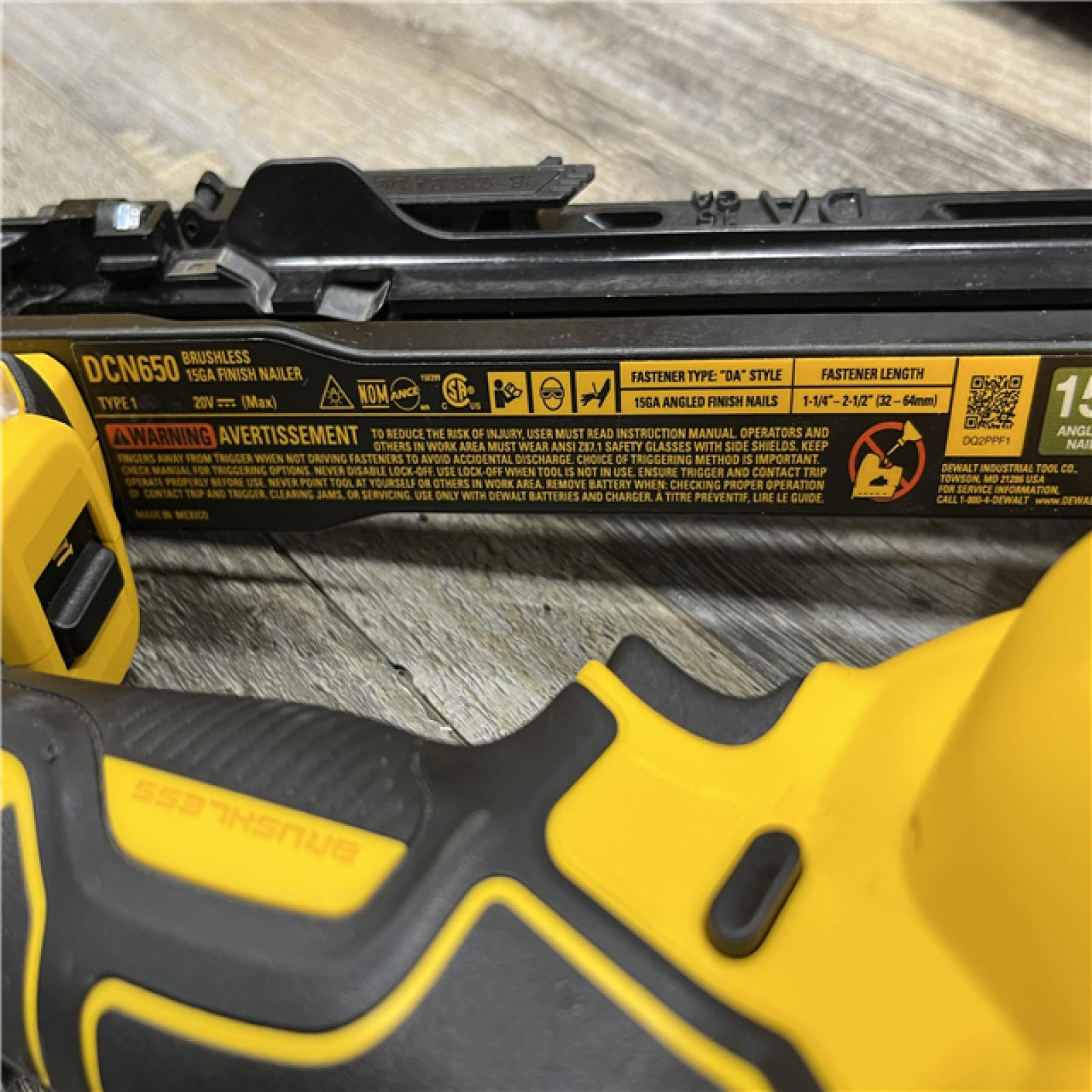 AS-IS DEWALT 20V MAX XR Lithium-Ion Cordless 2-1/2 in. 15-Gauge Finish Nailer Kit