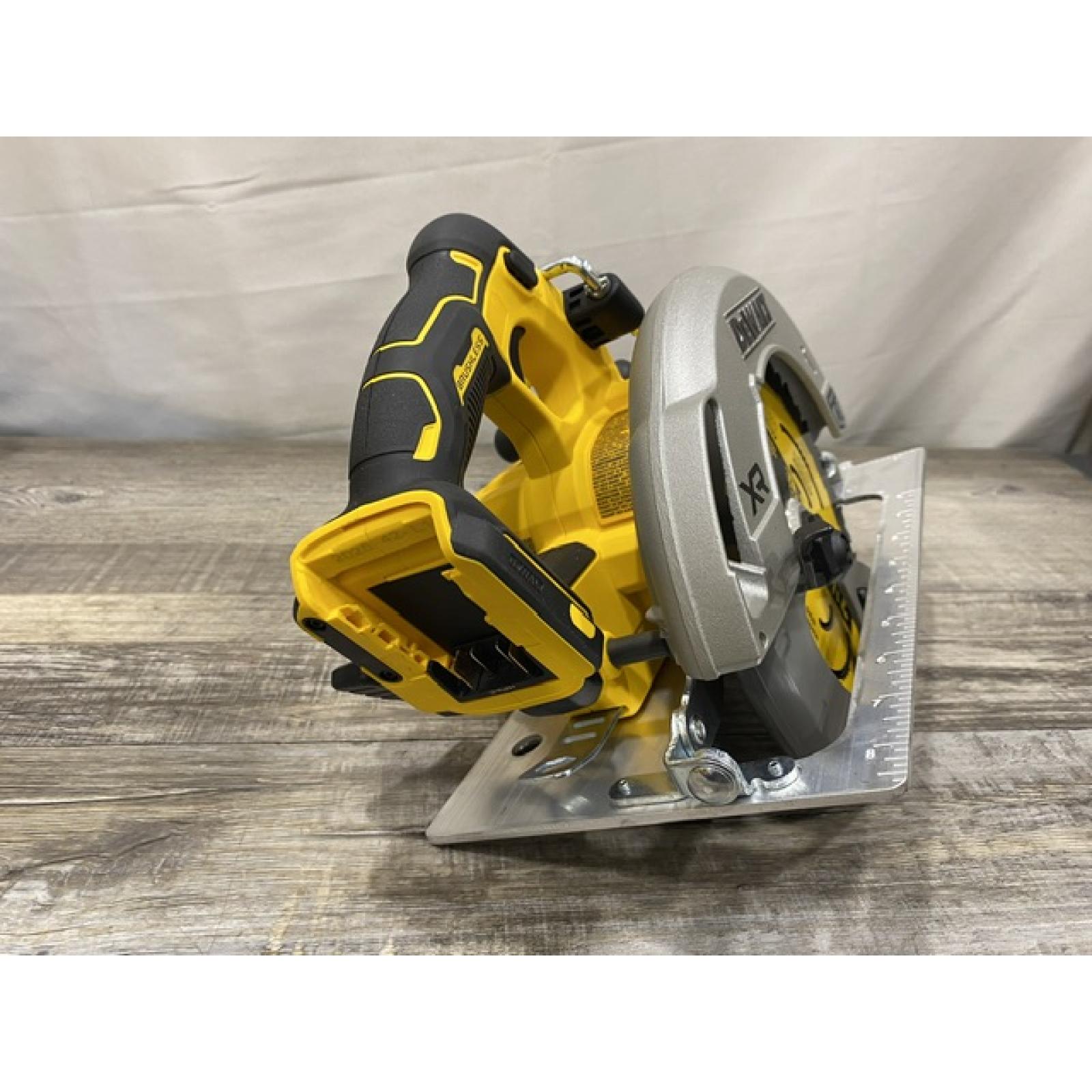 AS-IS DEWALT 20-Volt MAX 7-1/4 in. Cordless Circular Saw (Tool Only)