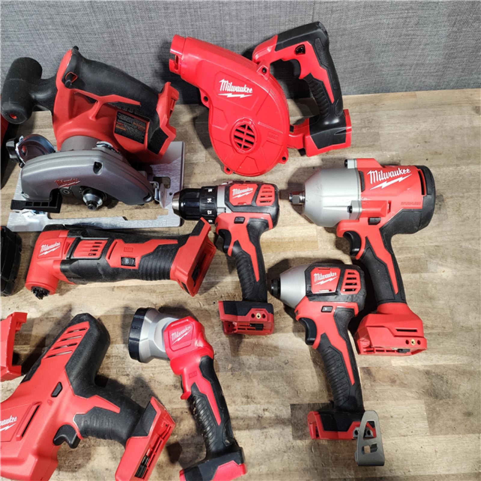 HOUSTON LOCATION - AS-IS MILWAUKEE 9 TOOL COMBO KIT W/ (2) BATTERY & CHARGER