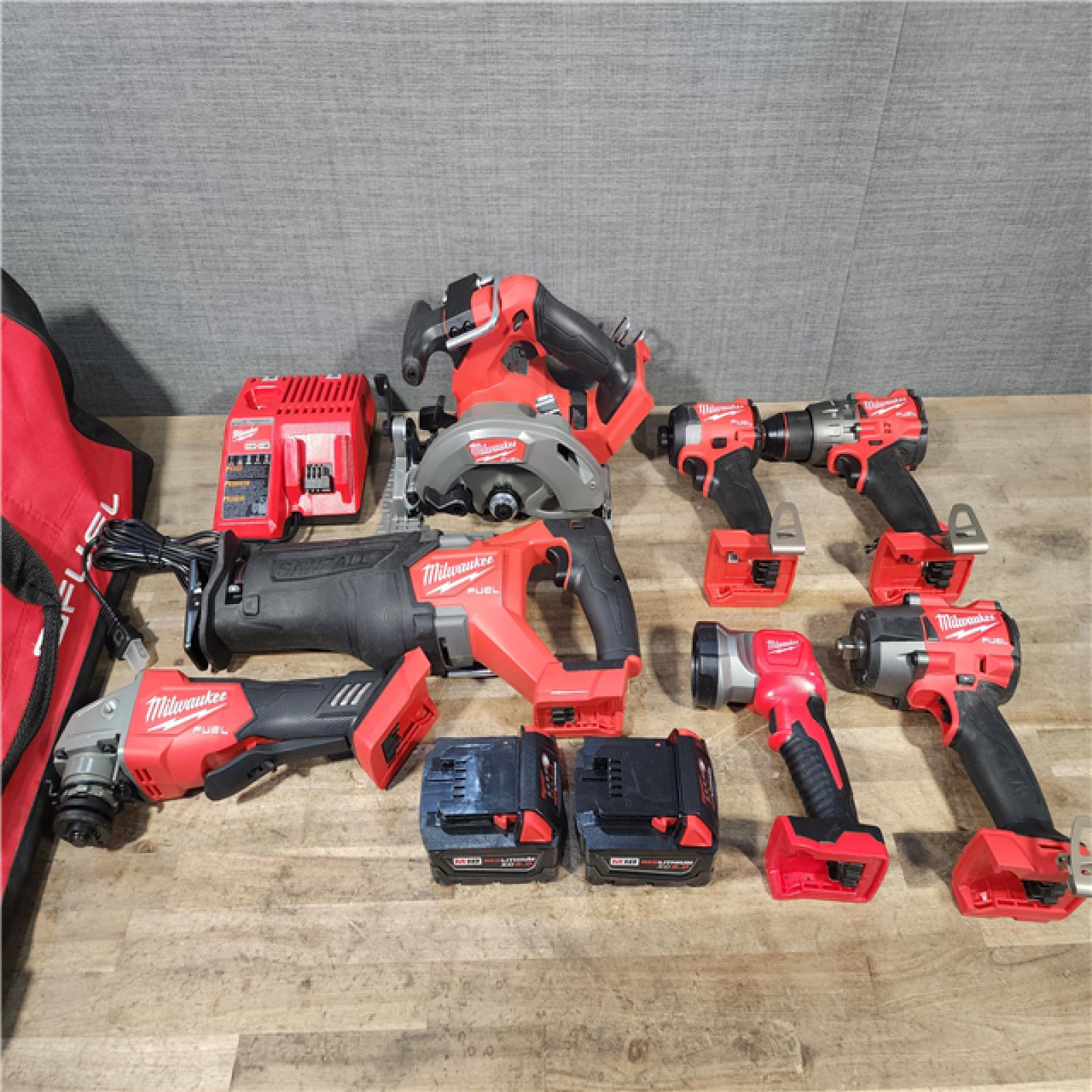 HOUSTON LOCATION - AS-IS MILWAUKEE FUEL 7 TOOL COMBO KIT W/ CHARGER & (2) BATTERY