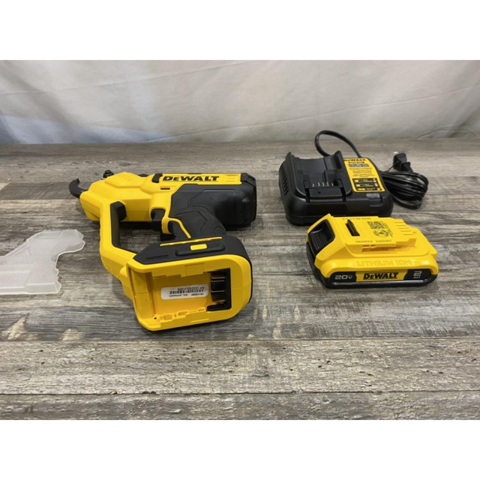 LIKE NEW - DEWALT 20V MAX Cordless Battery Powered Pruner Kit
