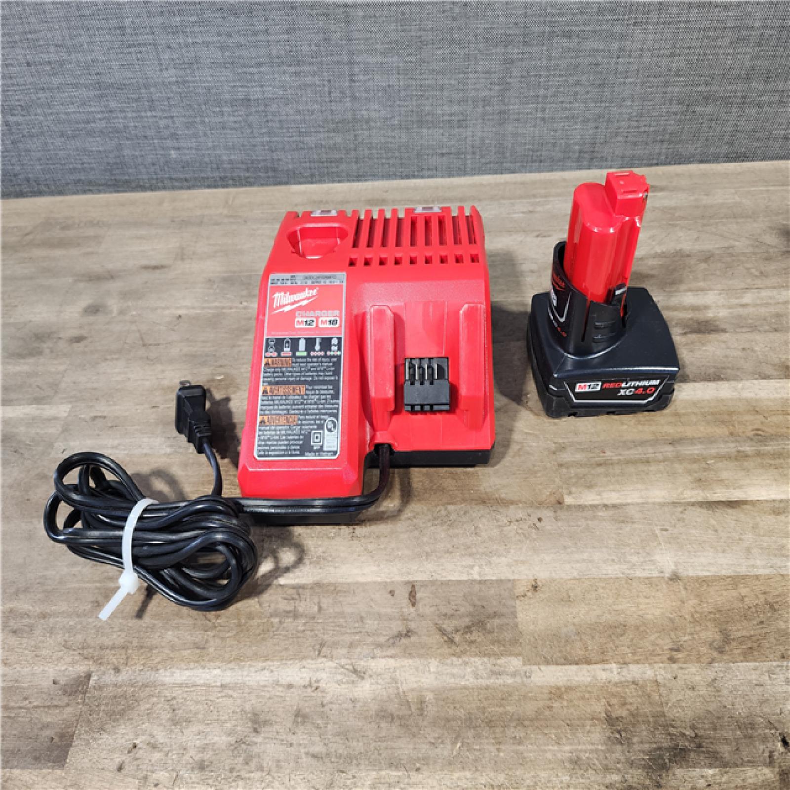 HOUSTON LOCATION - AS-IS Milwaukee Green 125 Ft. Cross Line and Plumb Points Laser Level Kit