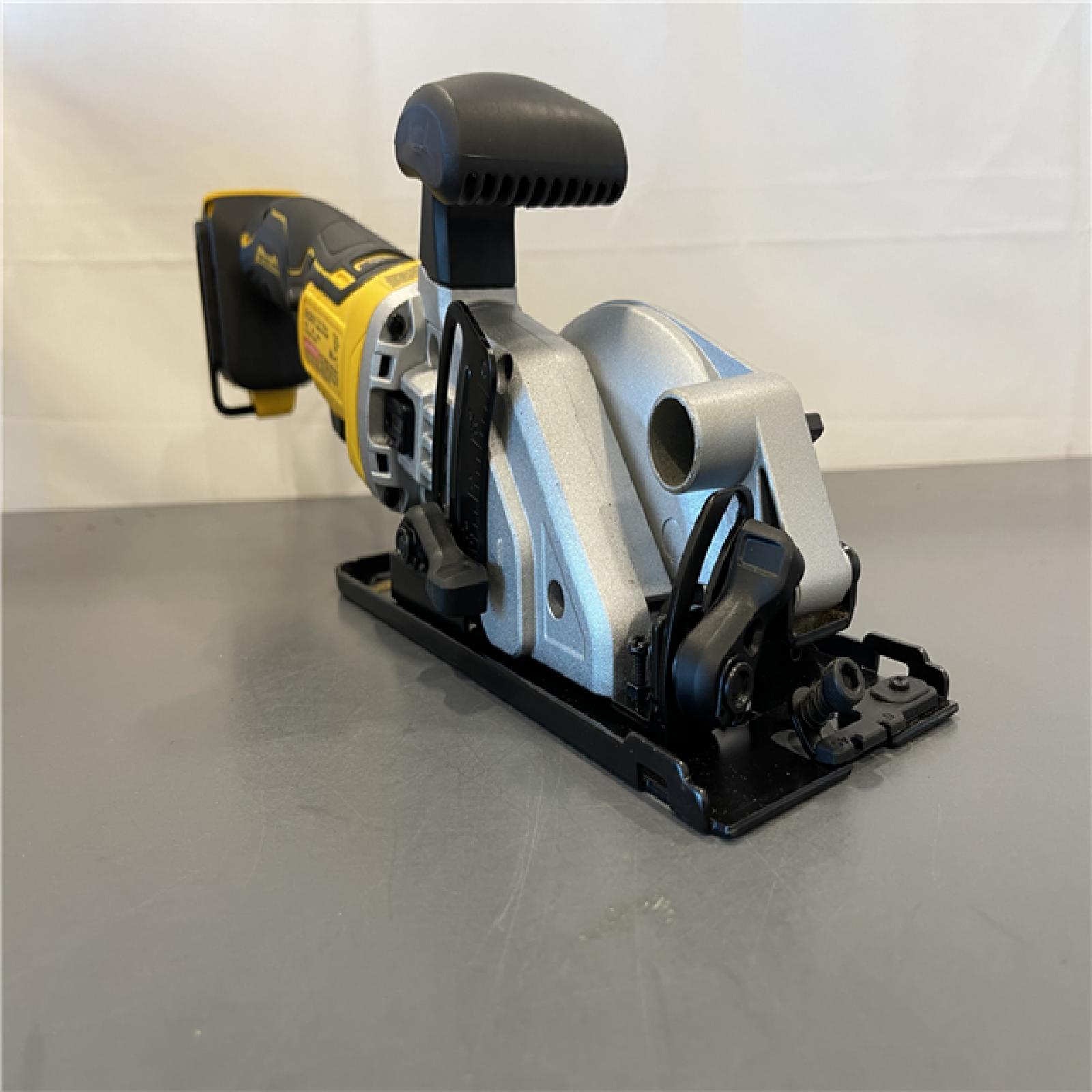 Like New! - DEWALT ATOMIC 20V MAX Cordless Brushless 4-1/2 in. Circular Saw (Tool Only)