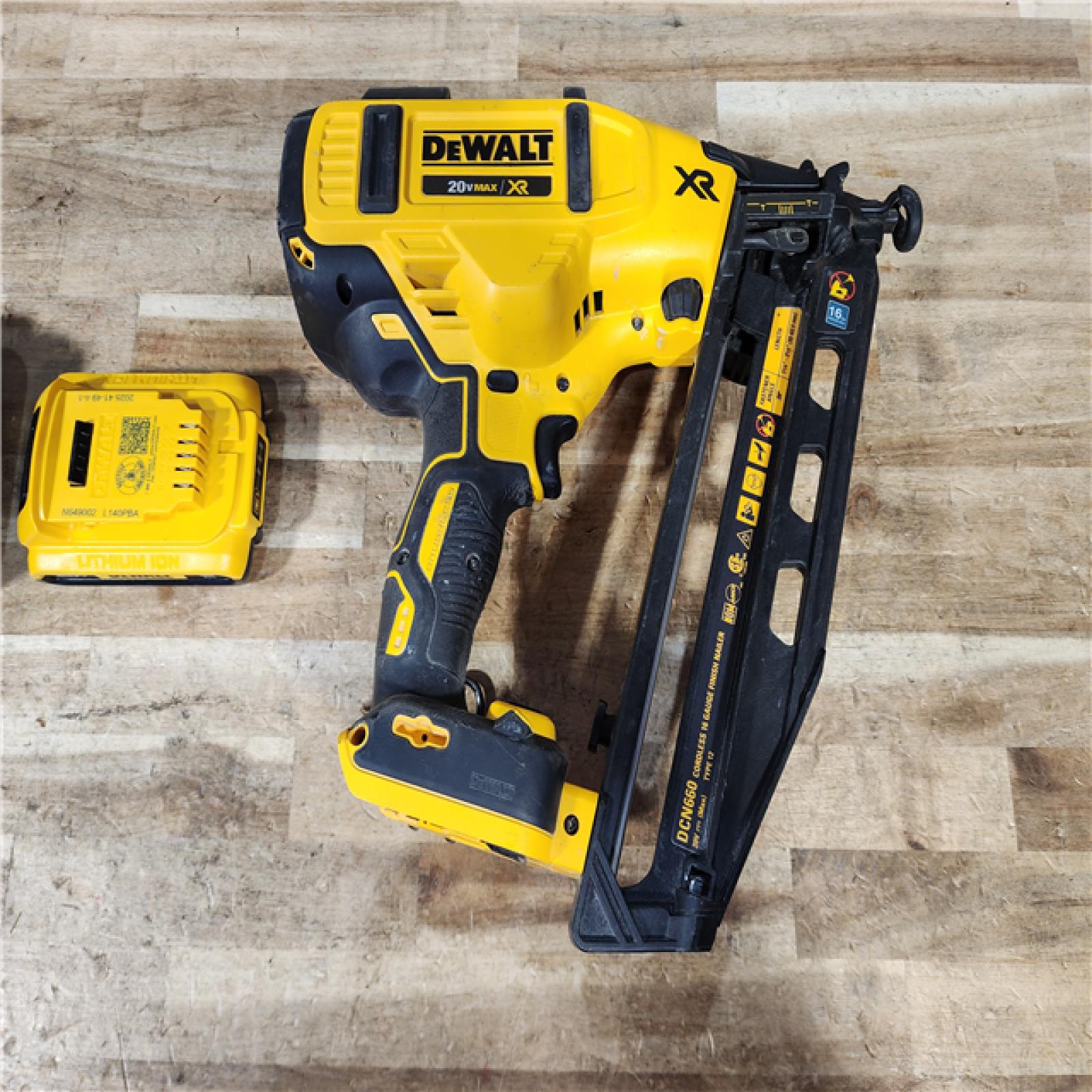 HOUSTON LOCATION - AS - IS DEWALT 20V MAX XR 16-Gauge Electric Cordless Angled Finishing Nailer Kit