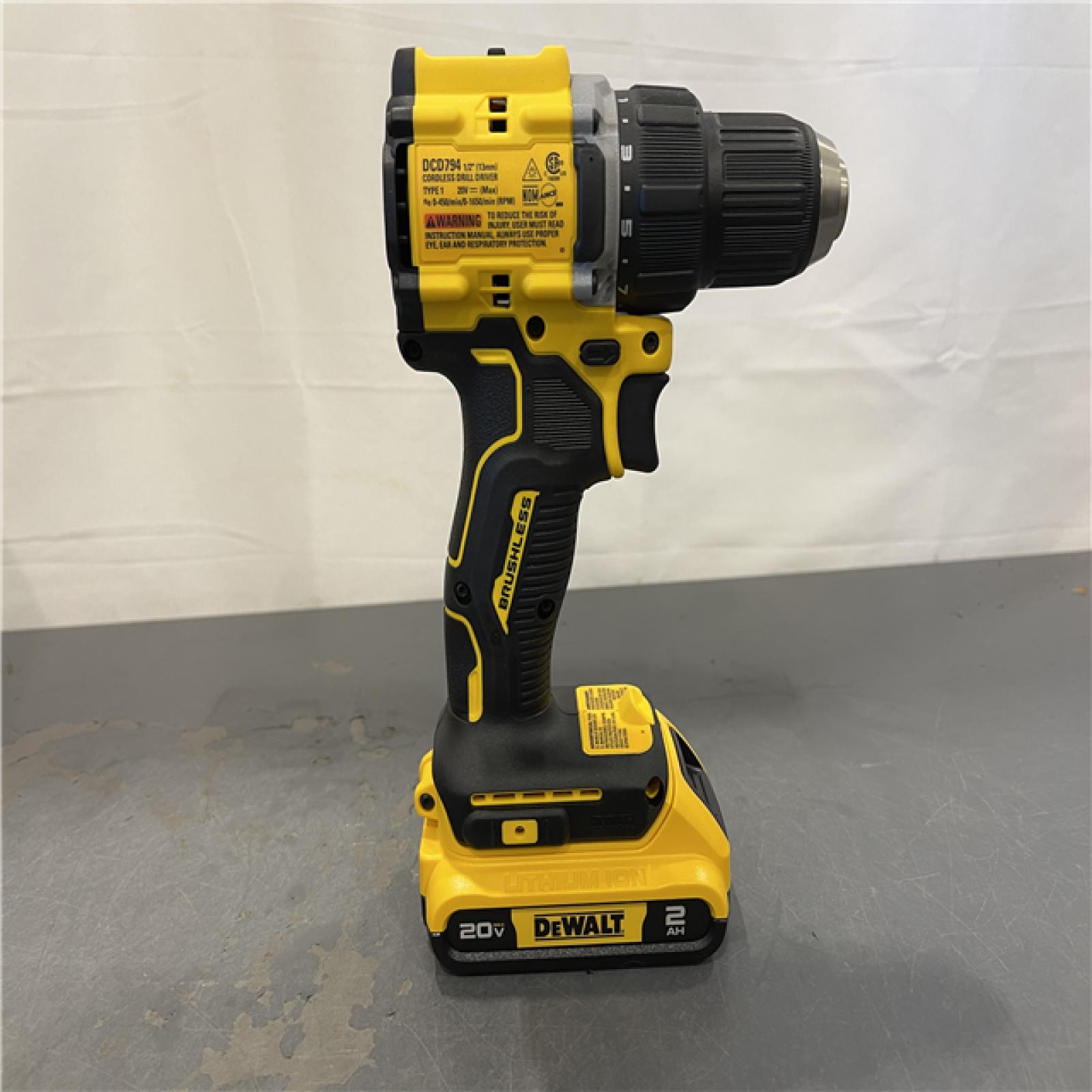 AS-IS - DEWALT ATOMIC COMPACT SERIES 20V MAX* Brushless Cordless 1/2 Drill/Driver Kit