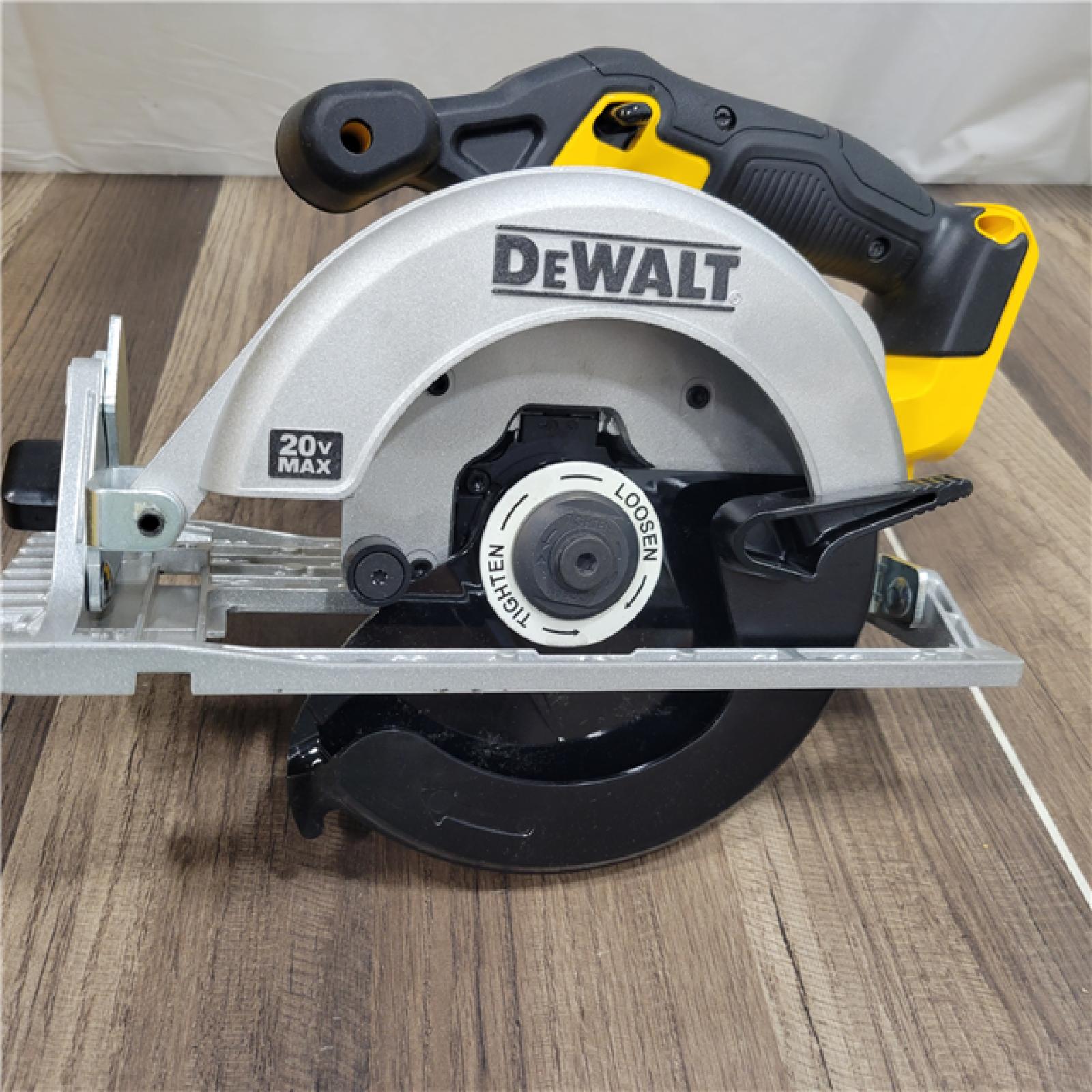 GOOD DeWALT DCS565B 20V Max Brushless 6.5   Cordless Circular Saw (TOOL ONLY)