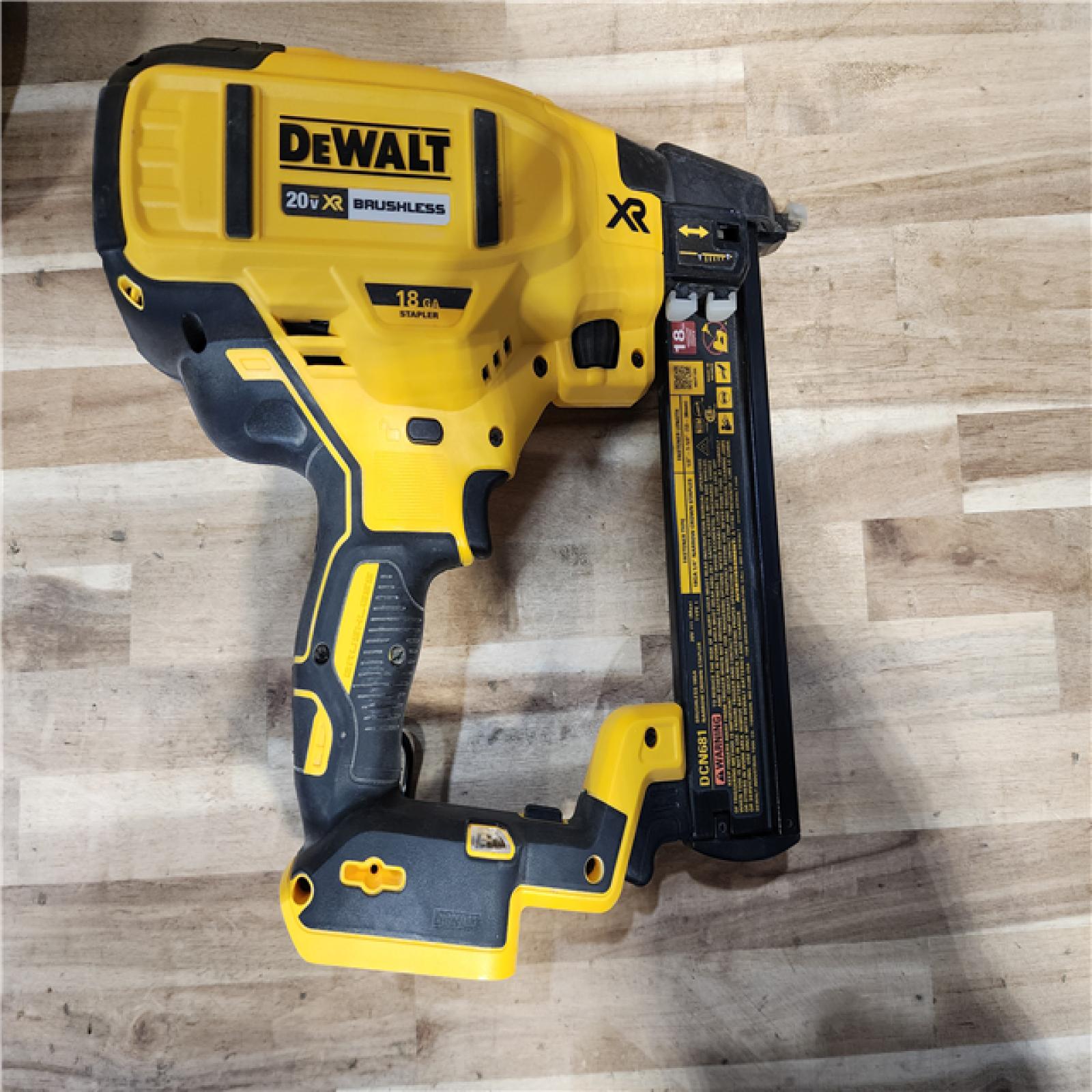 HOUSTON LOCATION - AS-IS DeWALT DCN681D1 20V MAX 18ga Cordless Brushless Narrow Crown Stapler Kit w/ BATTERY & CHARGER