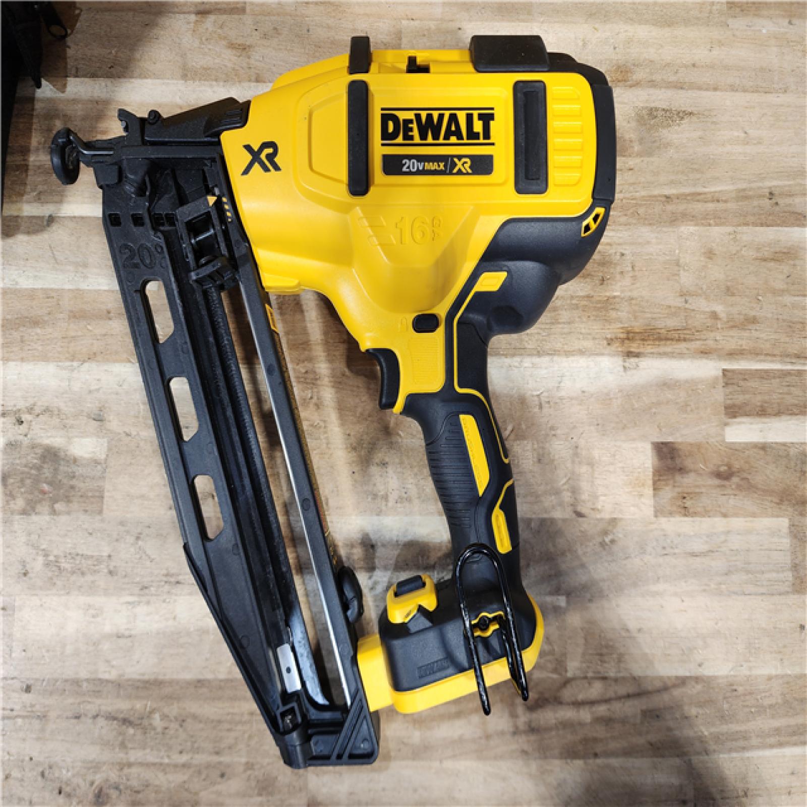 HOUSTON LOCATION - AS-IS DEWALT 20V MAX XR 16-Gauge Electric Cordless Angled Finishing Nailer Kit