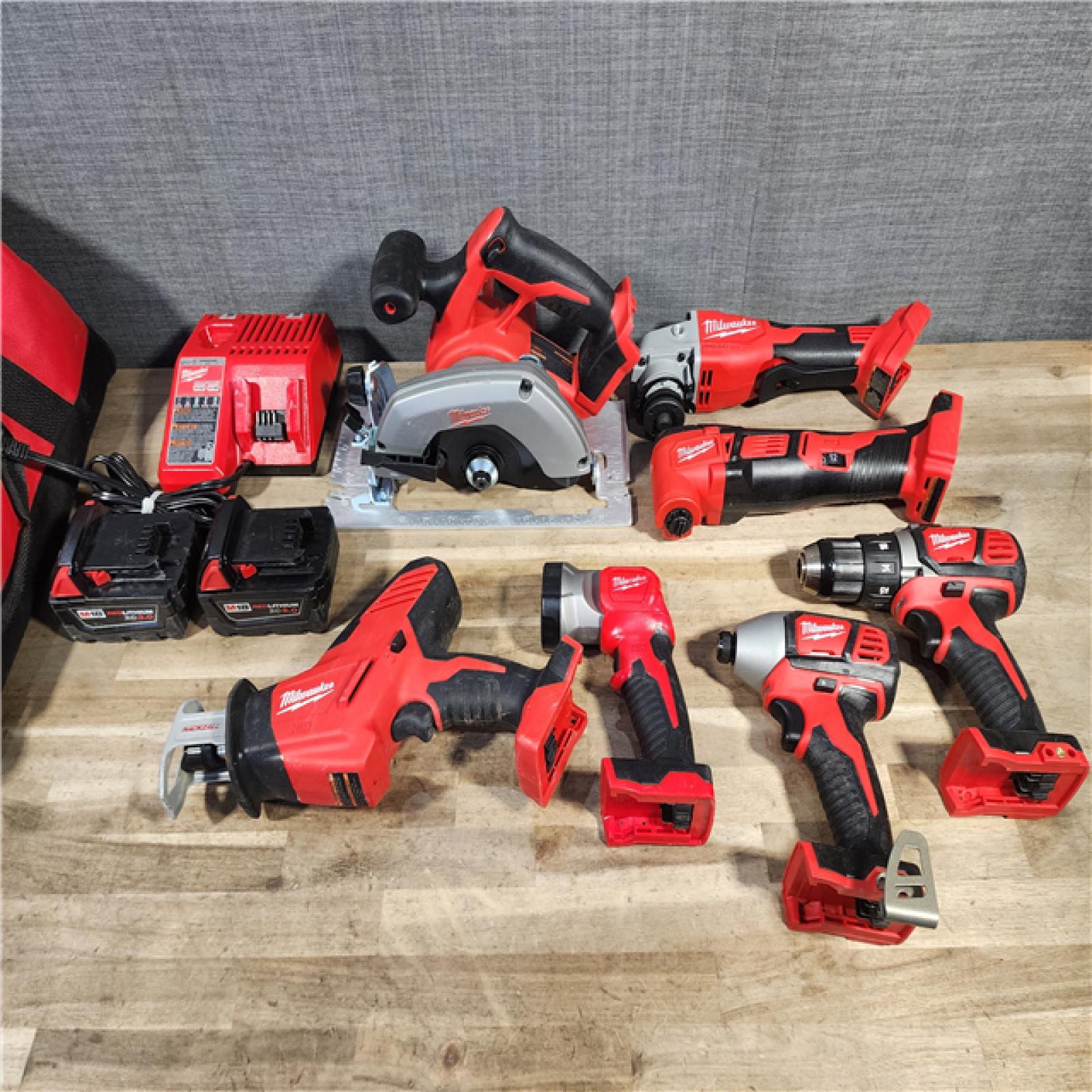 HOUSTON LOCATION - AS-IS MILWAUKEE 7 TOOL COMBO KIT W/ (2) BATTERY & CHARGER