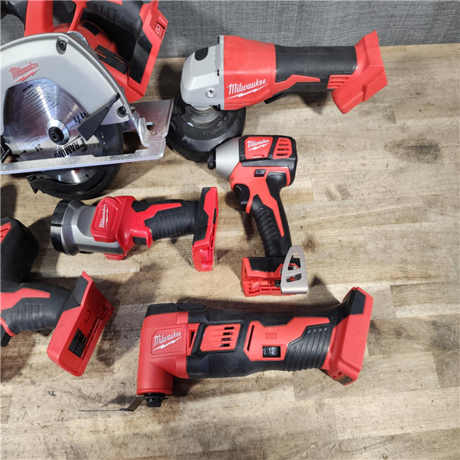 HOUSTON LOCATION - AS-IS MILWAUKEE 6 TOOL COMBO KIT W/ (2) BATTERY & CHARGER
