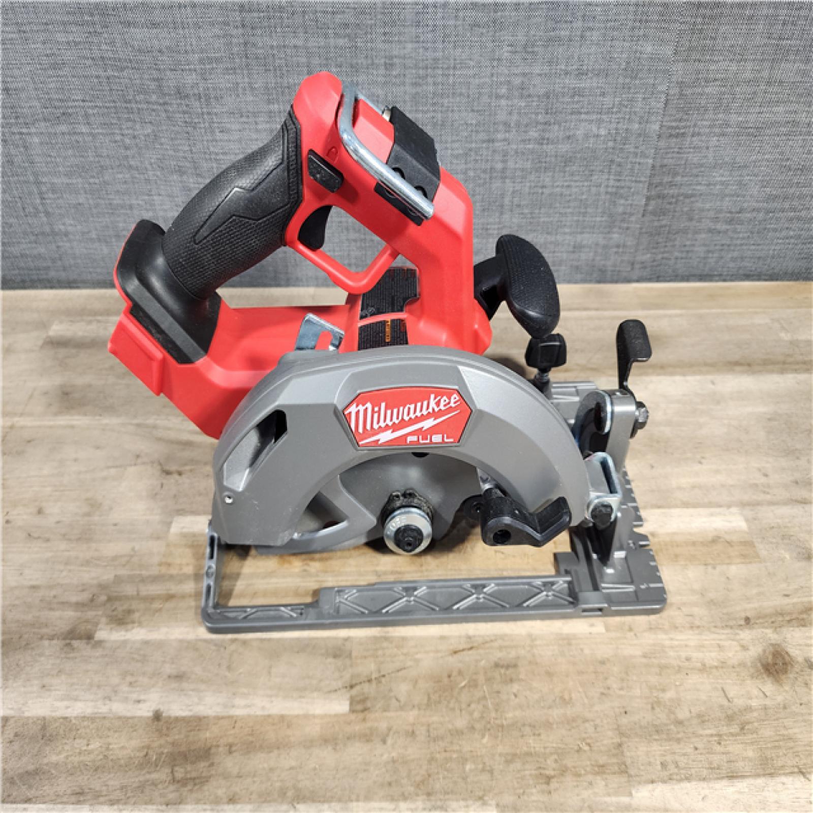 HOUSTON LOCATION - AS-IS Milwaukee M18 FUEL 7-1/4 Inch Circular Saw (Bare Tool)