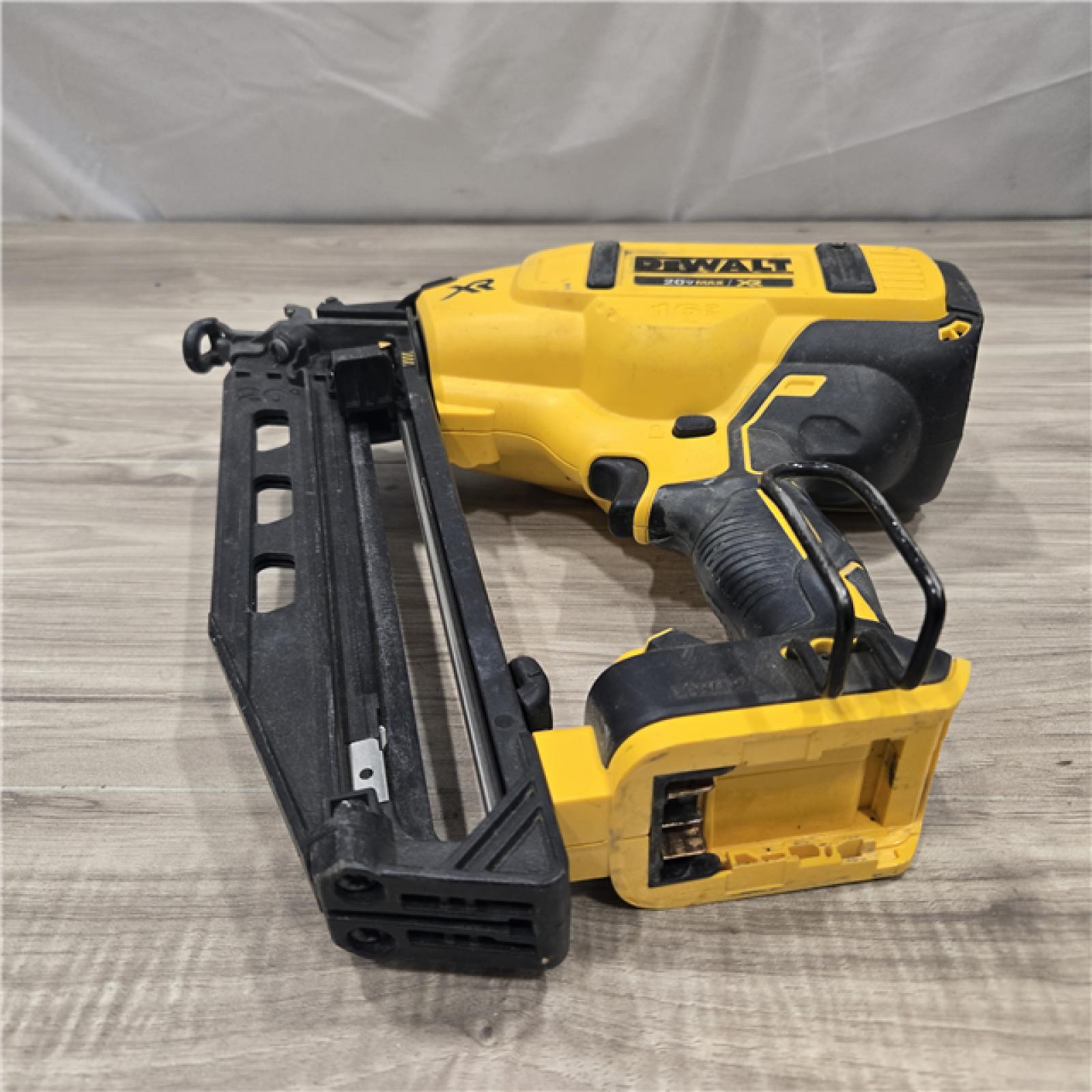 AS-IS DeWalt 20V 16 Gauge Cordless Angled Finish Nailer Kit