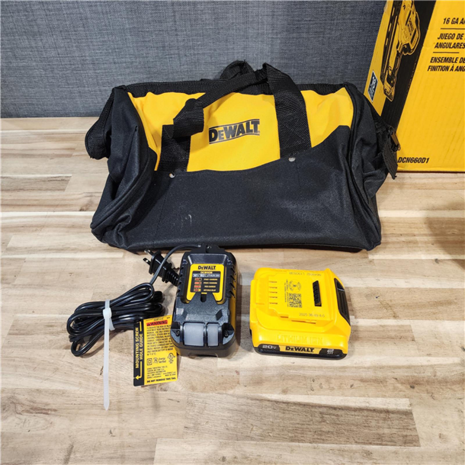 HOUSTON LOCATION - AS-IS DEWALT 20V MAX XR 16-Gauge Electric Cordless Angled Finishing Nailer Kit