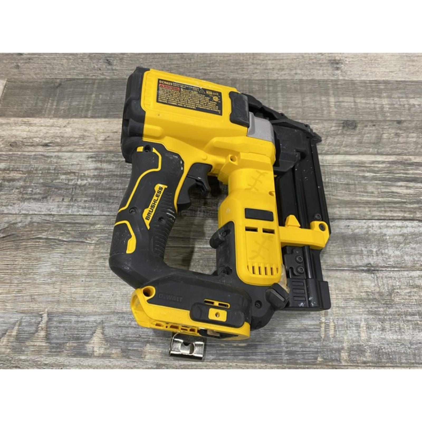 AS-IS DEWALT ATOMIC 20V MAX Lithium Ion Cordless 23 Gauge Pin Nailer Kit