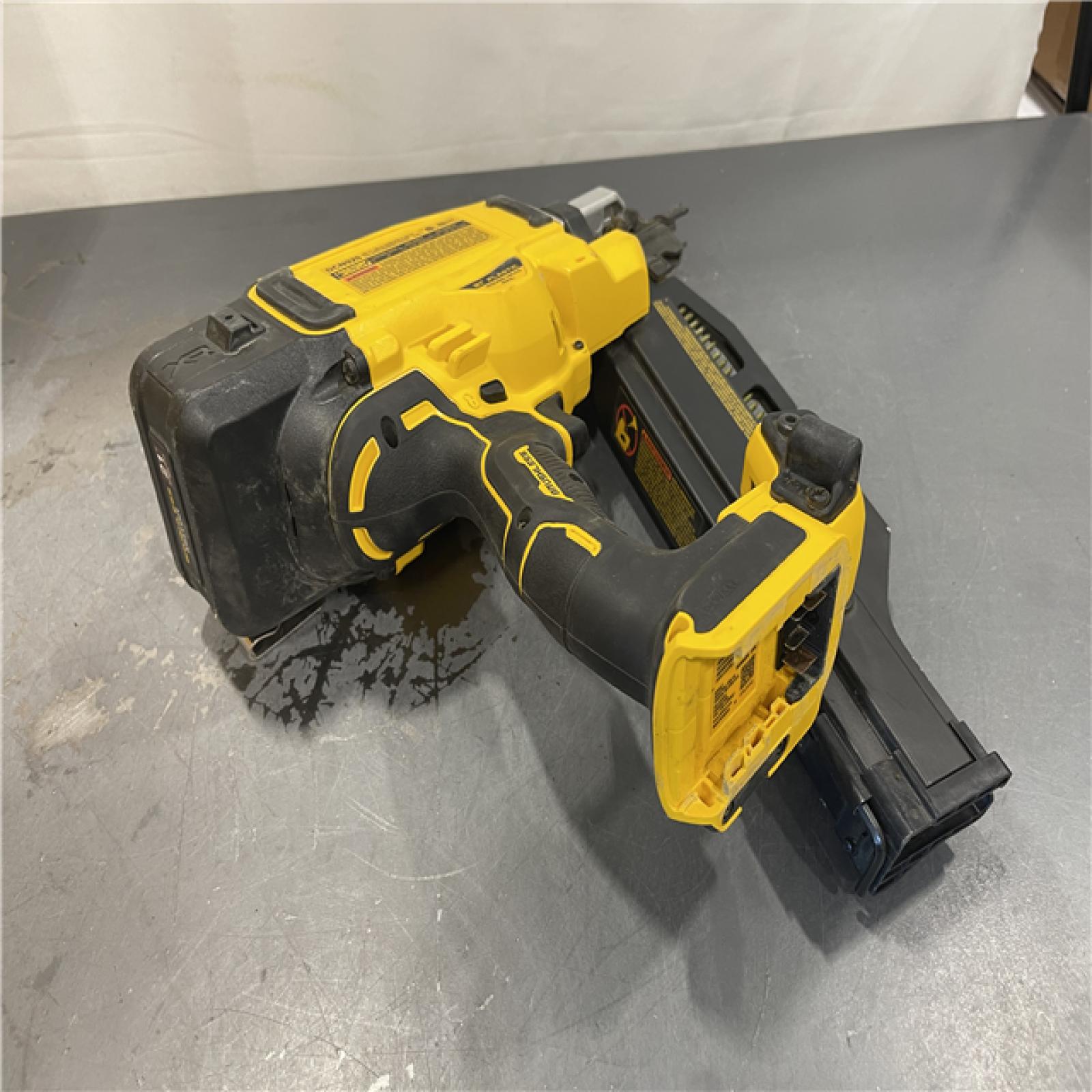 AS-IS - DEWALT 20-Volt 21° Cordless Framing Nailer