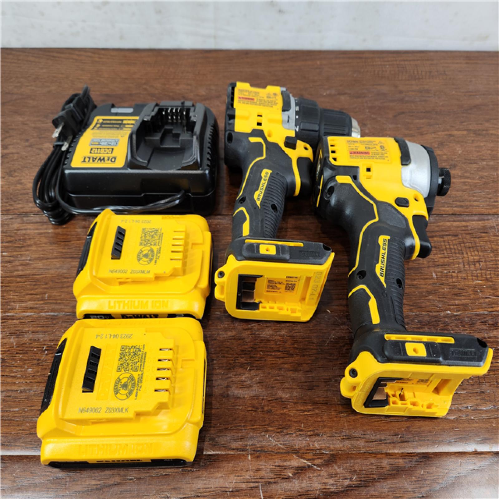 AS-IS DeWalt 20V MAX ATOMIC Cordless Brushless Compact (2-Tool) Drill and Impact Driver Kit