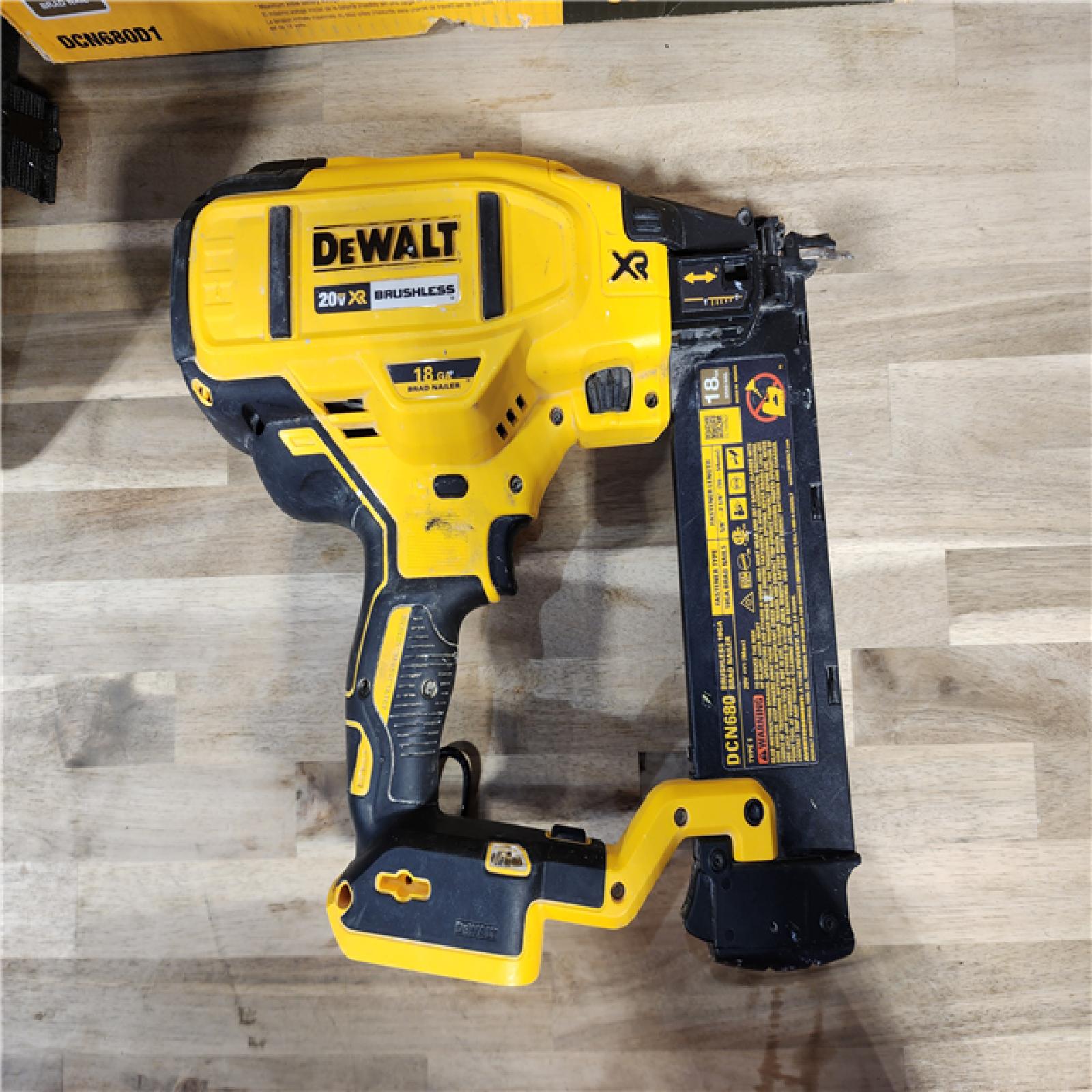 HOUSTON LOCATION - AS-IS DEWALT 20V MAX XR 18 Gauge Brad Nailer Kit