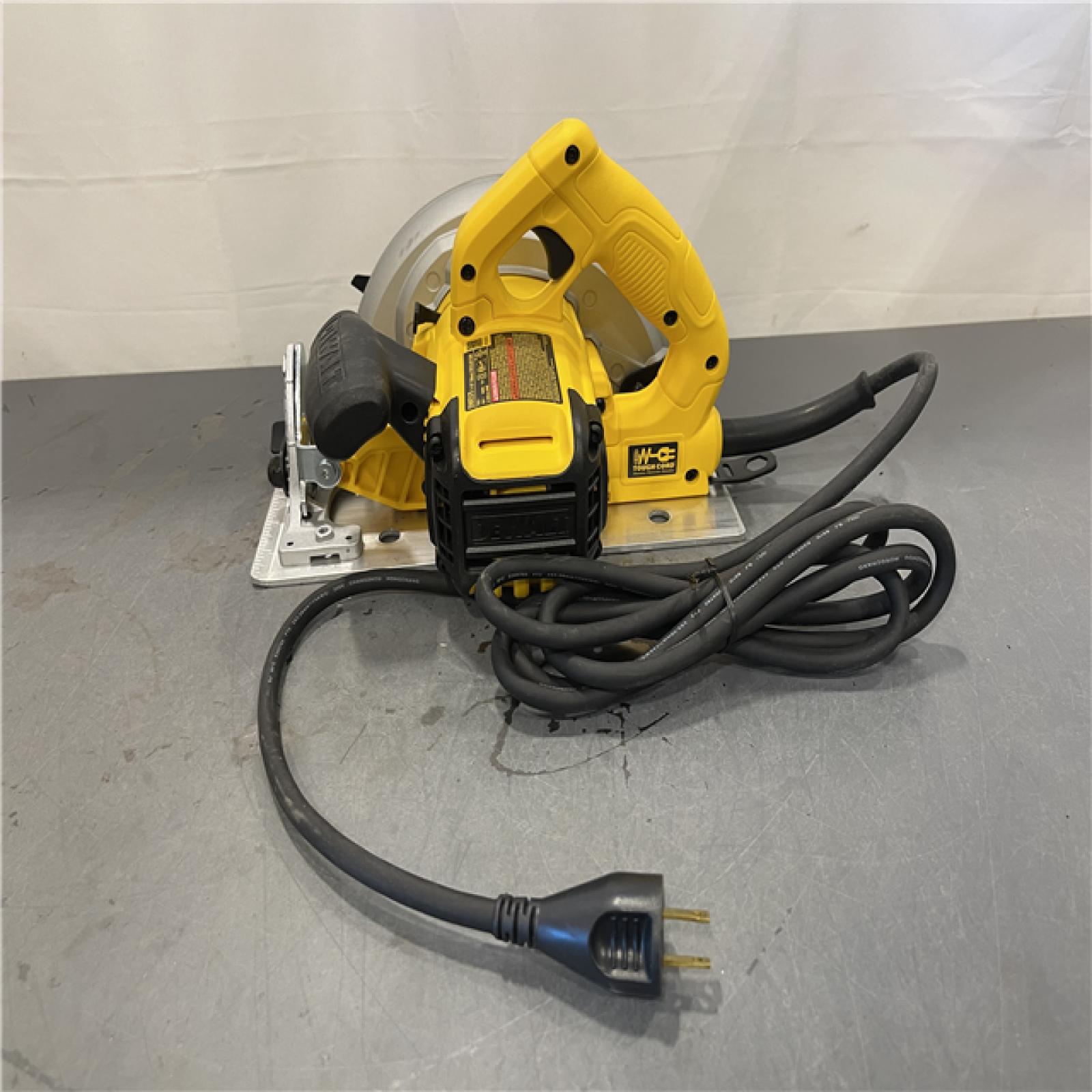 AS-IS - DeWalt 15 Amp Corded 7-1/4 in. Lightweight Circular Saw