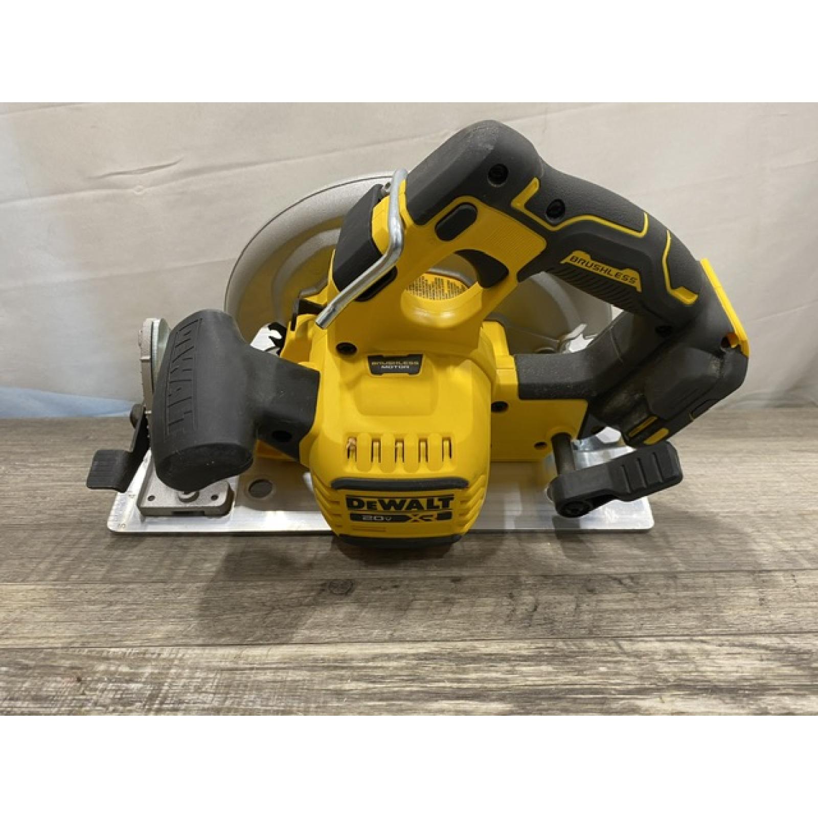 AS-IS DEWALT 20-Volt MAX 7-1/4 in. Cordless Circular Saw (Tool Only)
