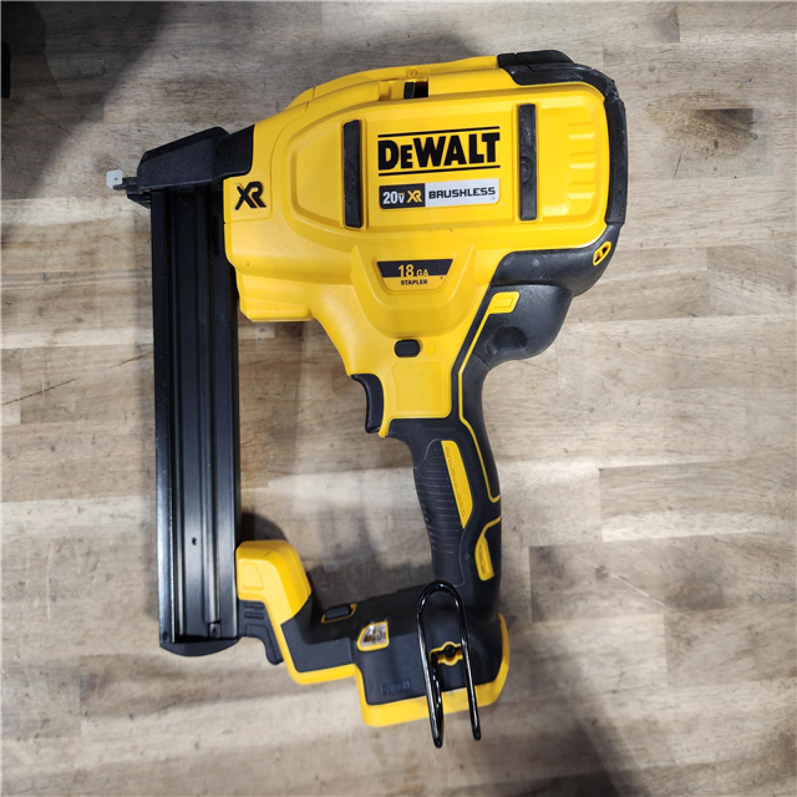 HOUSTON LOCATION - AS-IS DeWALT DCN681D1 20-Volt MAX 18ga Cordless Brushless Narrow Crown Stapler Kit w/ BATTERY & CHARGER