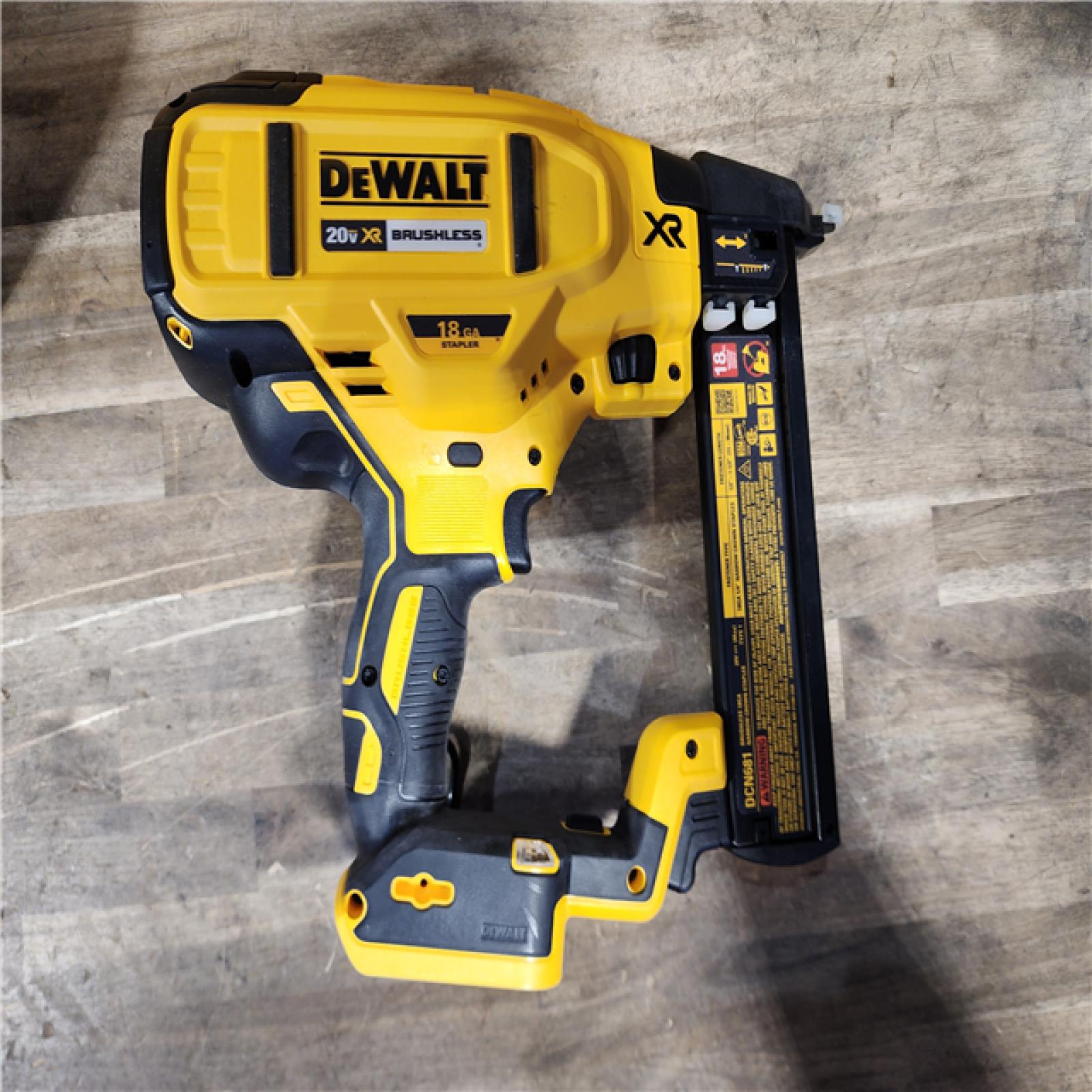 HOUSTON LOCATION - AS-IS DeWALT DCN681D1 20V MAX 18ga Cordless Brushless Narrow Crown Stapler Kit w/ BATTERY & CHARGER