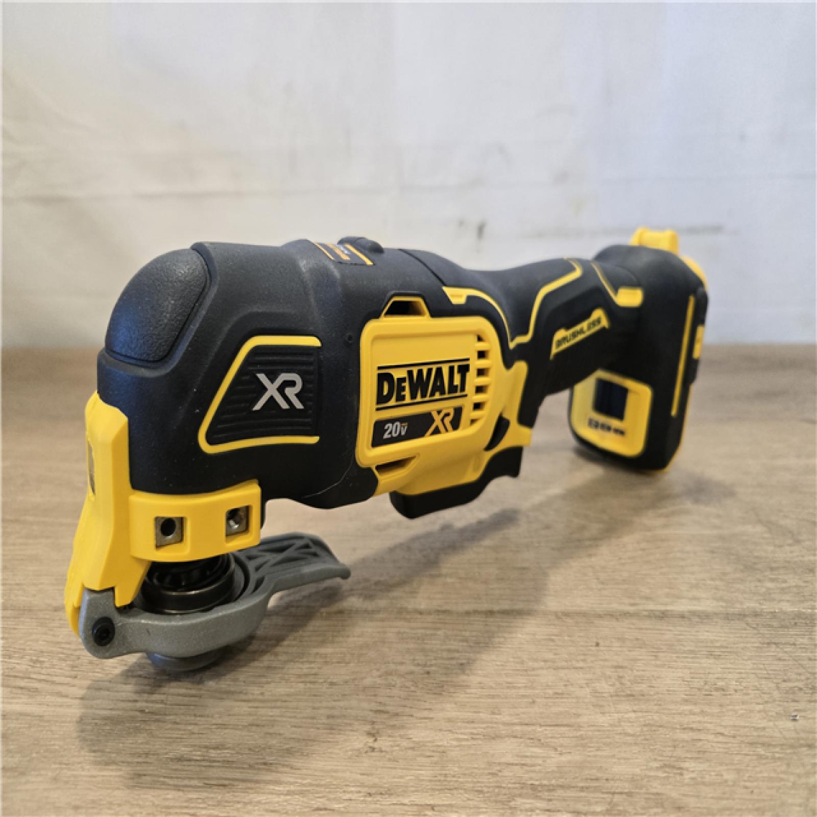 AS-IS DEWALT 20V MAX XR Cordless 3-Speed Oscillating Multi Tool Kit