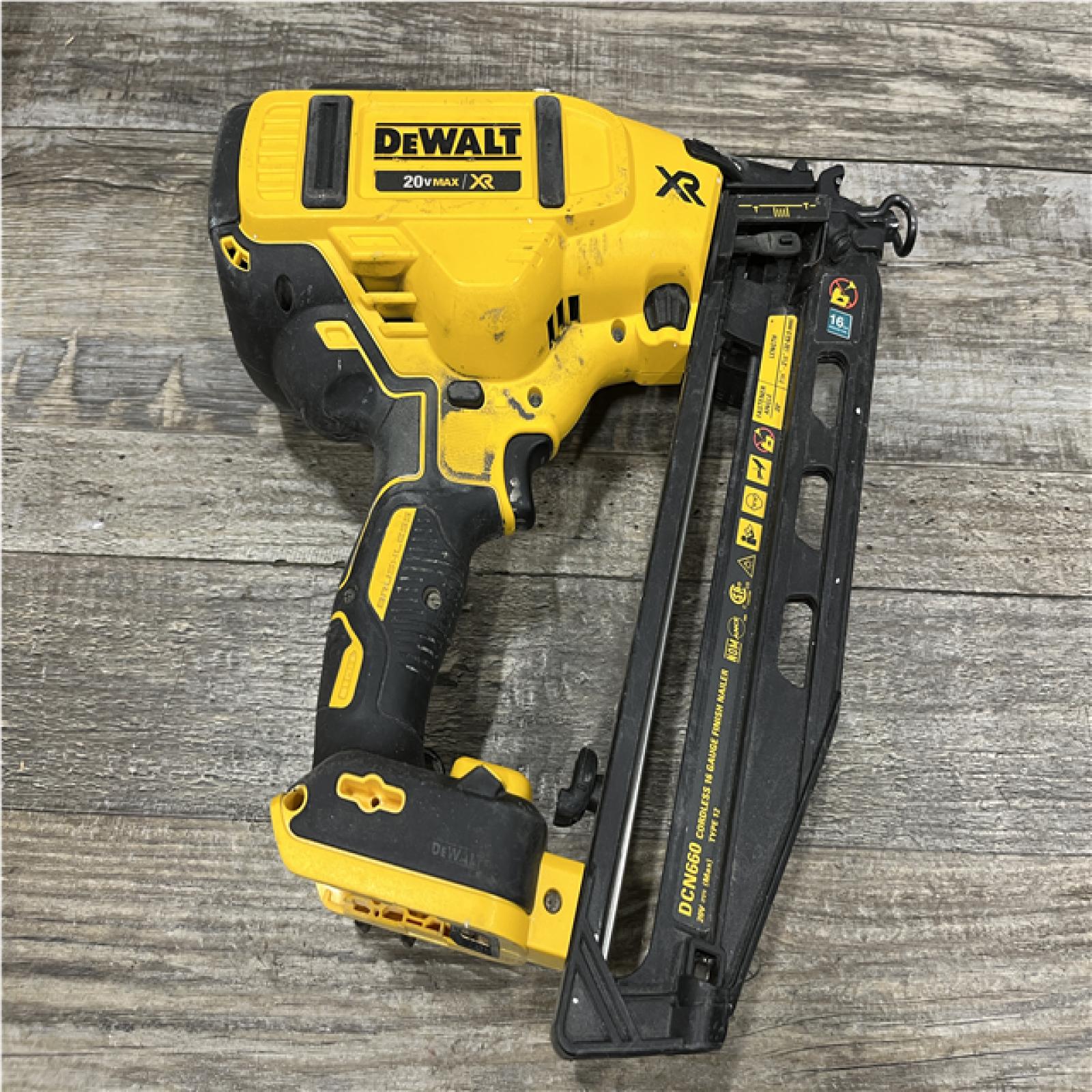 AS-IS DEWALT 20V MAX XR 16-Gauge Electric Cordless Angled Finishing Nailer Kit