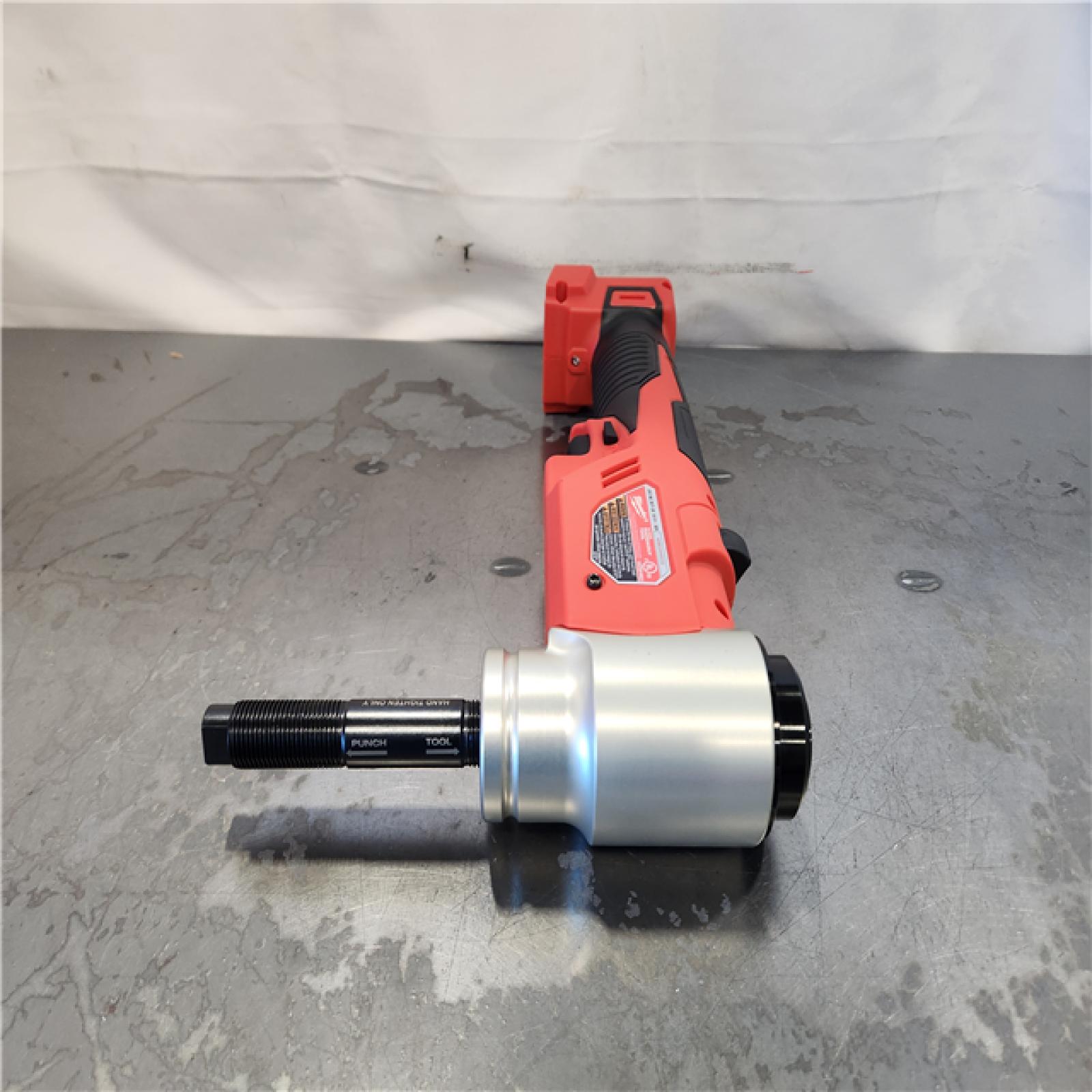 AS-IS- Milwaukee M18 ForceLogic 6T Knockout Tool 1/2 in. - 4 in Kit