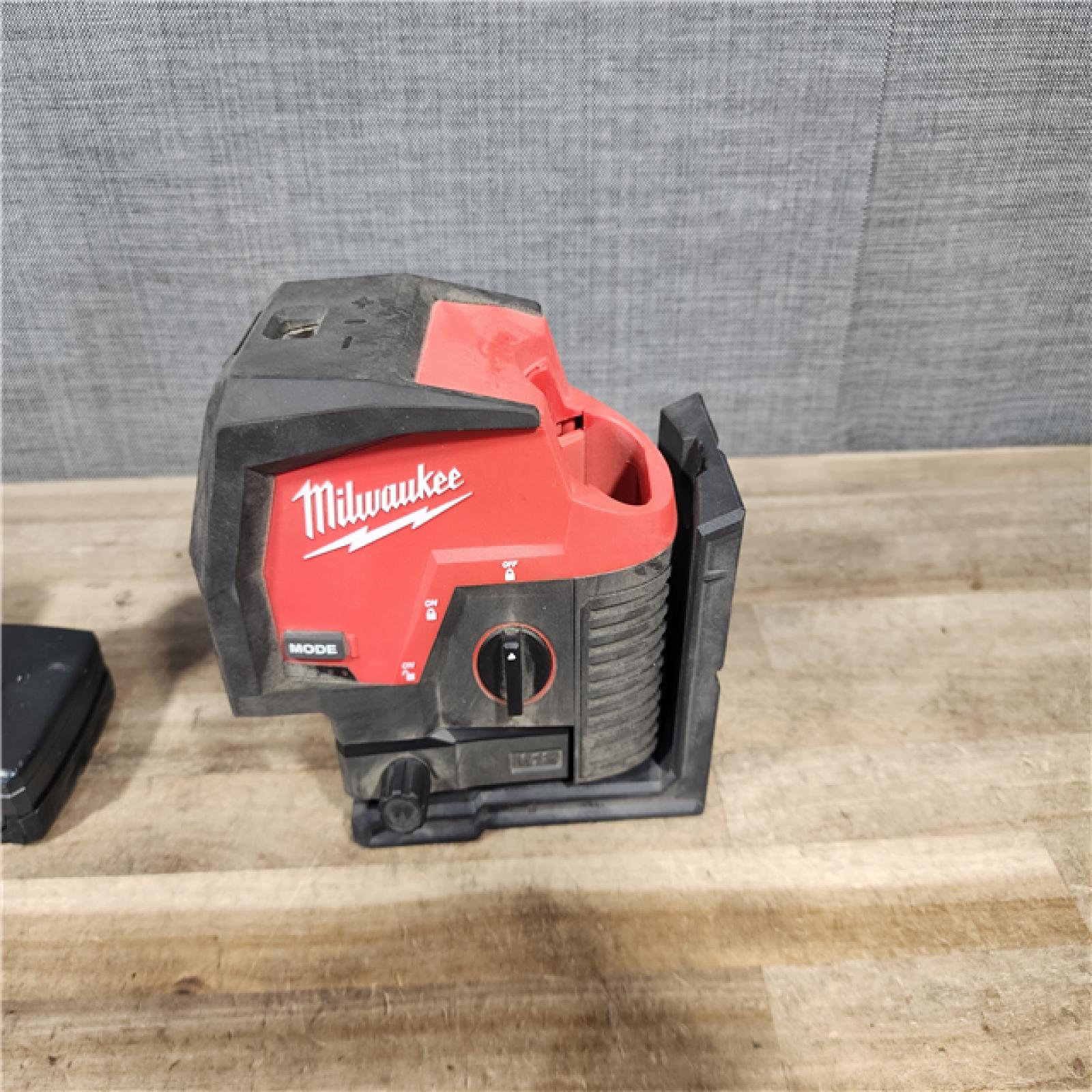 HOUSTON LOCATION - AS-IS Milwaukee Green 125 Ft. Cross Line and Plumb Points Laser Level Kit