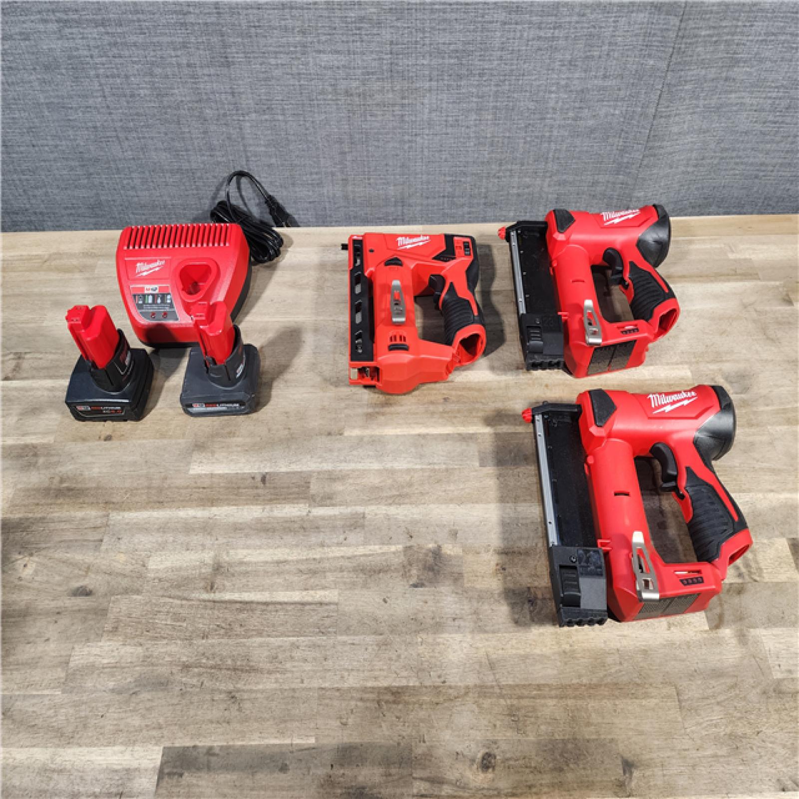 HOUSTON LOCATION - AS-IS MILWAUKEE 3 TOOL COMBO KIT W/ (2) BATTERY & CHARGER