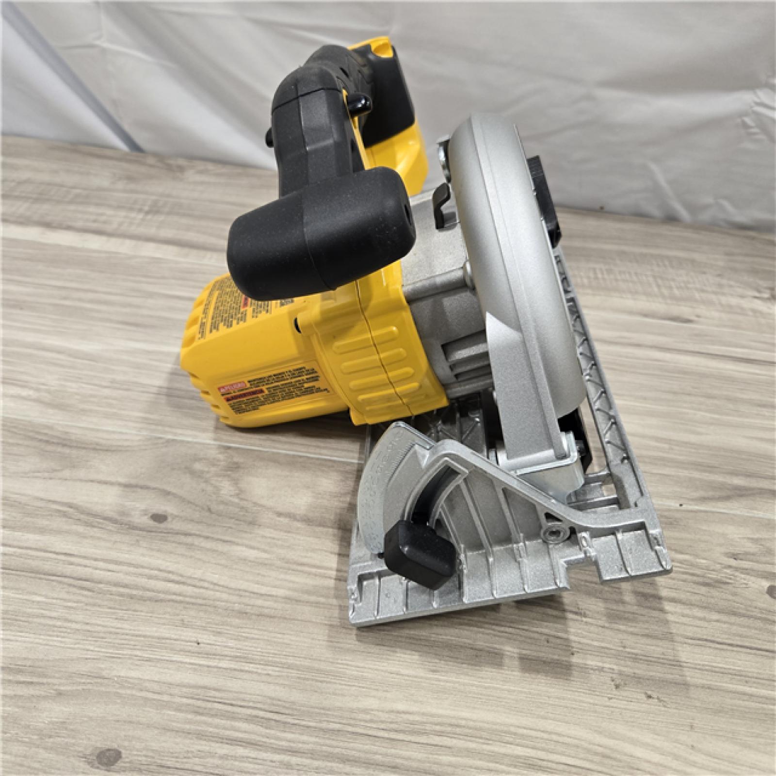 LIKE NEW! - DEWALT 20-Volt MAX Cordless Circular Saw (Tool-Only)