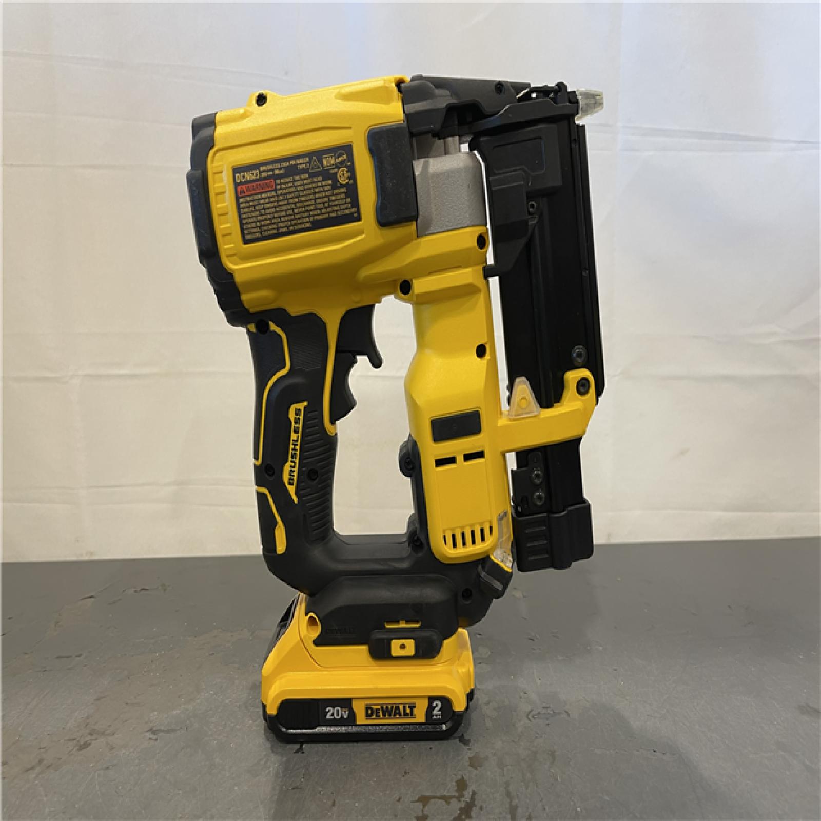 AS-IS- DeWalt ATOMIC 20V MAX Lithium Ion Cordless 23 Gauge Pin Nailer Kit
