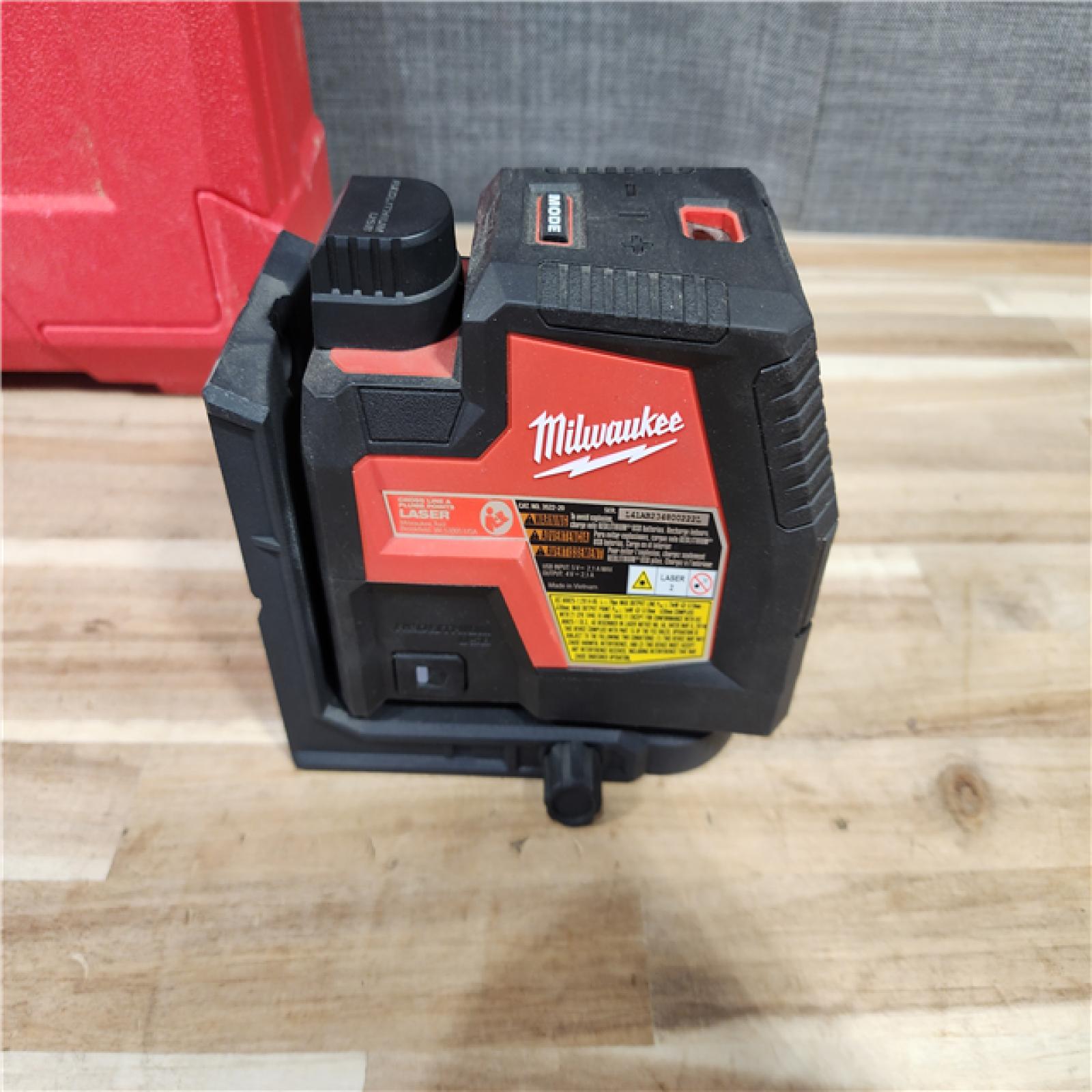 HOUSTON LOCATION - AS-IS (APPEARS LIKE NEW) Milwaukee Green 100 ft. Cross Line and Plumb Points Rechargeable Laser Level Kit