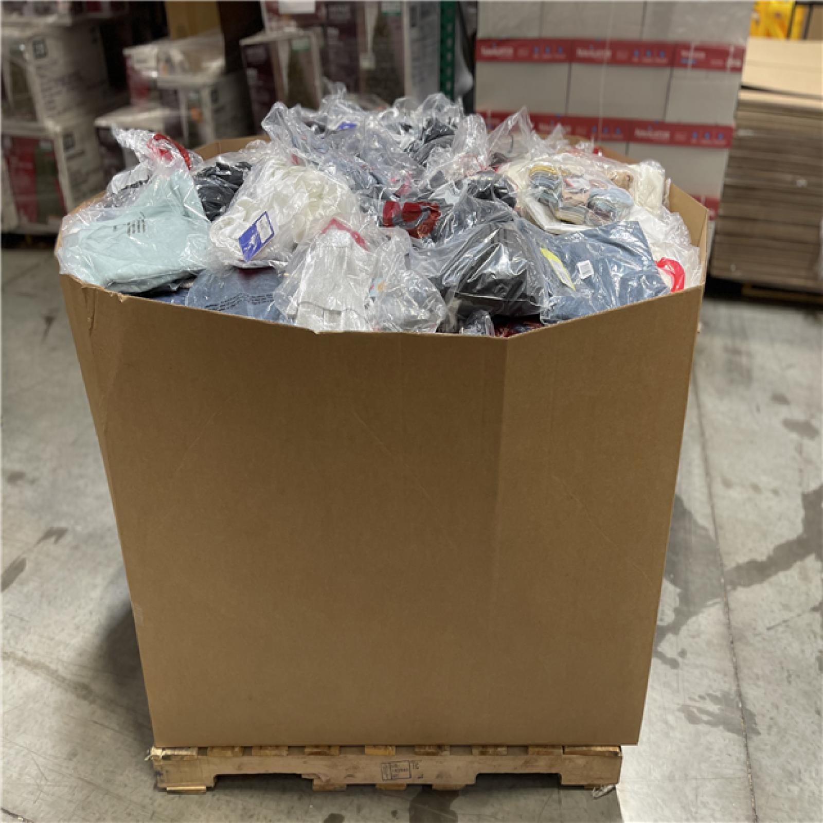 DALLAS LOCATION- NEW! BULLSEYE MIXED CLOTHING PALLET (750 Units)