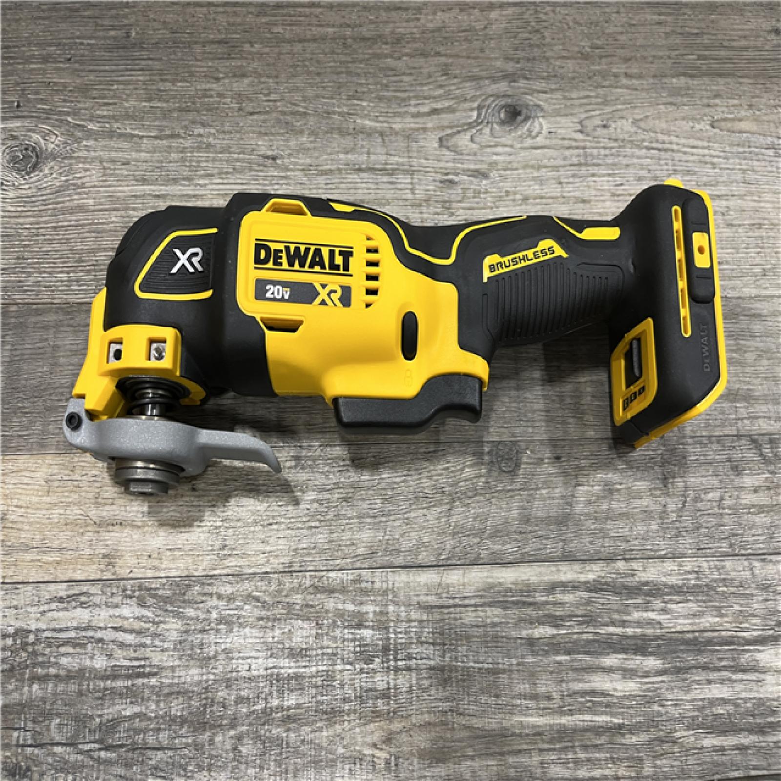 AS-IS DEWALT 20V MAX XR Cordless Brushless 3-Speed Oscillating Multi Tool Kit