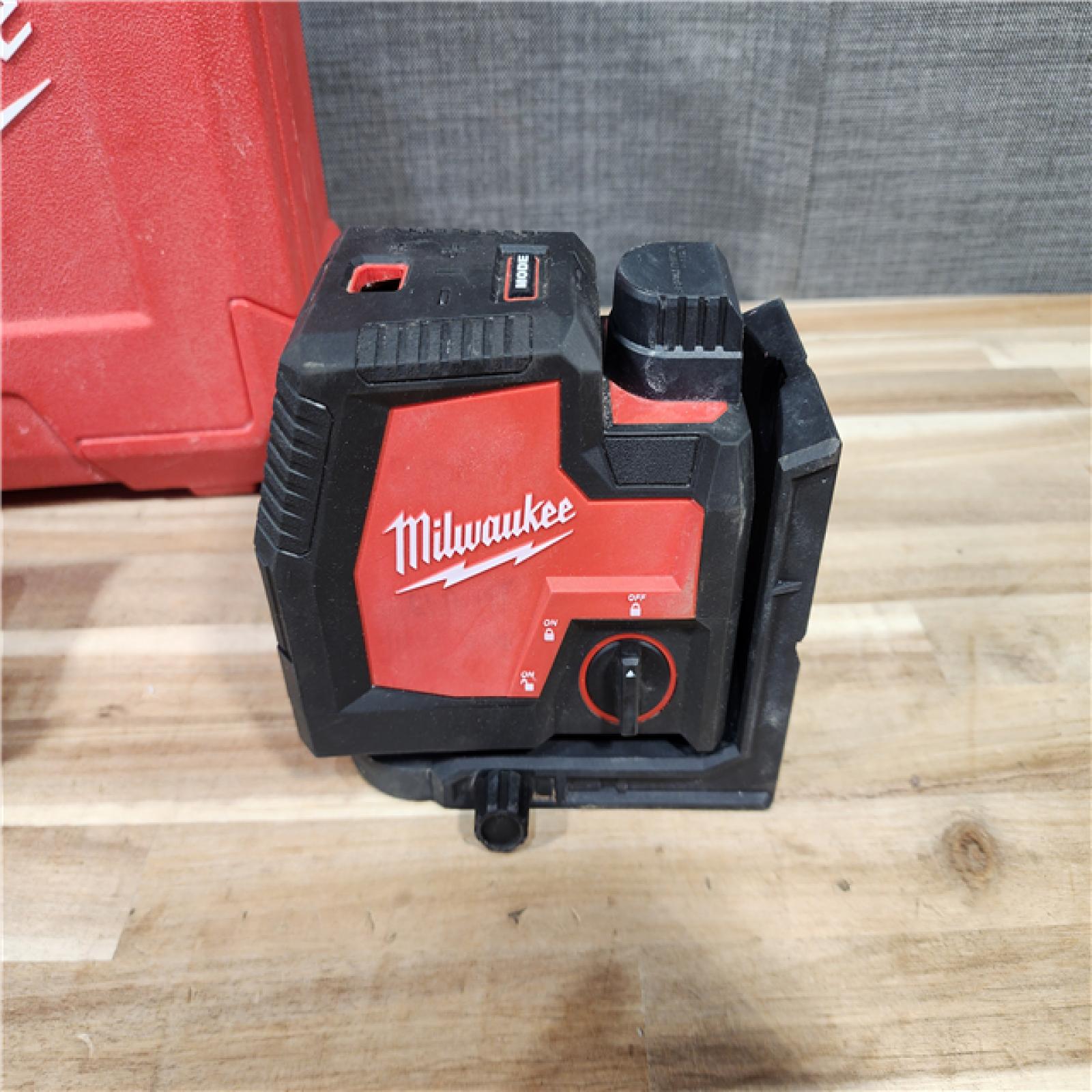 HOUSTON LOCATION - AS-IS Milwaukee Green 100 ft. Cross Line and Plumb Points Rechargeable Laser Level Kit