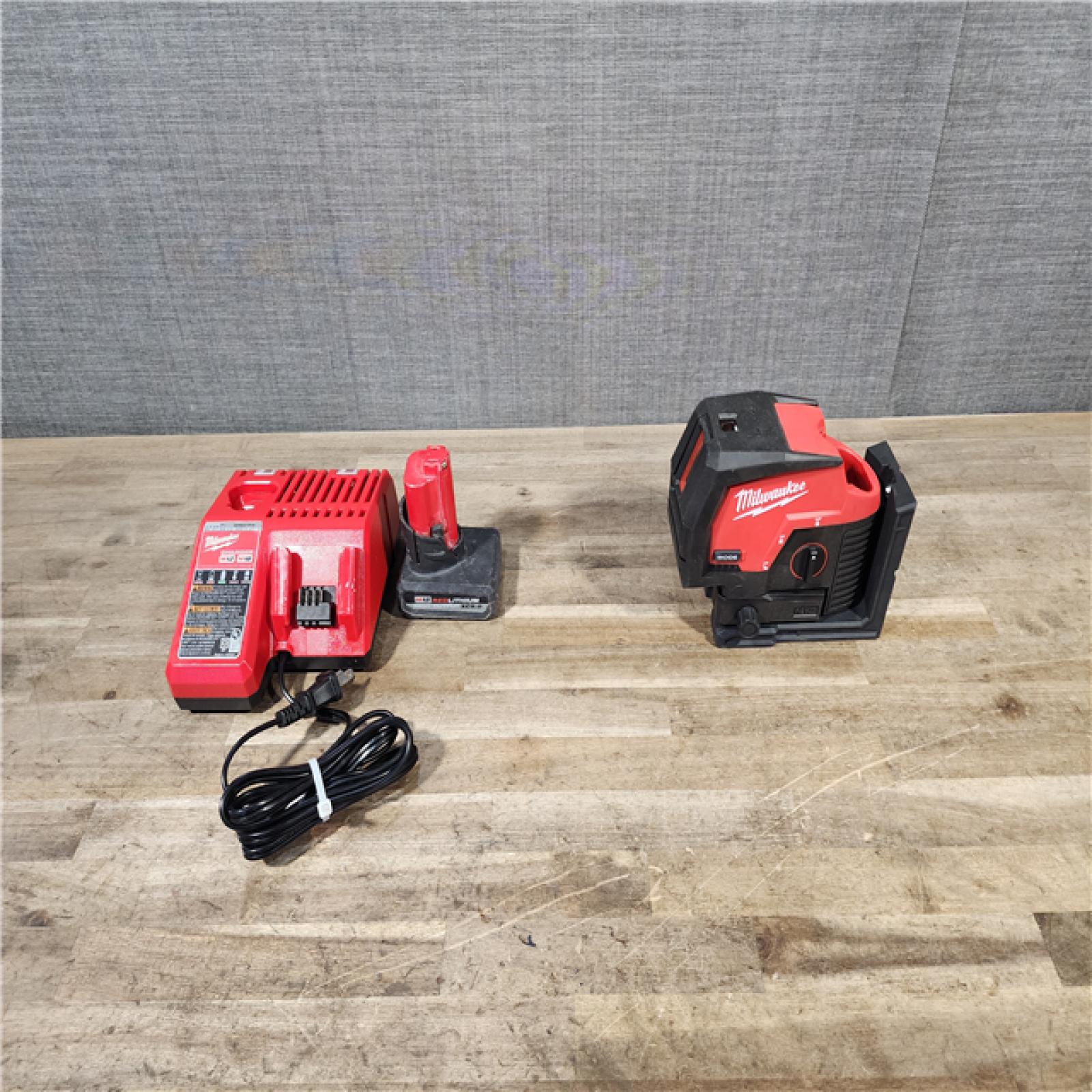 HOUSTON LOCATION - AS-IS Milwaukee Green 125 Ft. Cross Line and Plumb Points Laser Level Kit