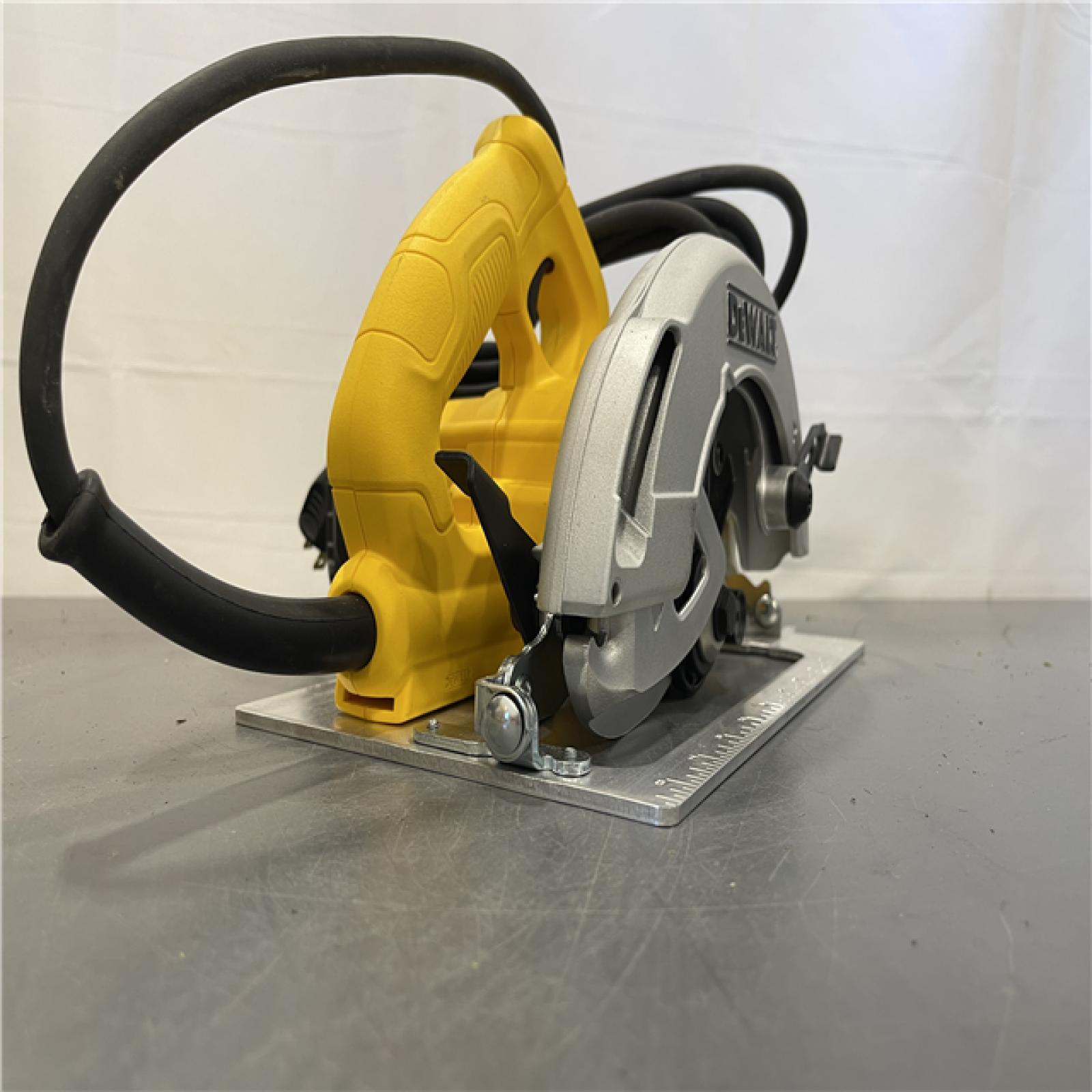 AS-IS - DeWalt 15 Amps 7-1/4 in. Corded Brushed Circular Saw Tool Only
