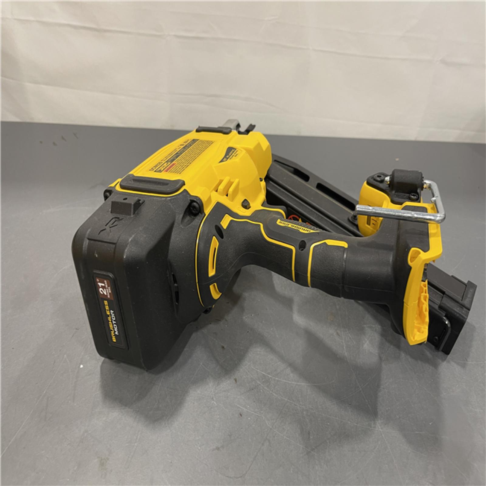 AS-IS - DEWALT 20-Volt 21° Cordless Framing Nailer