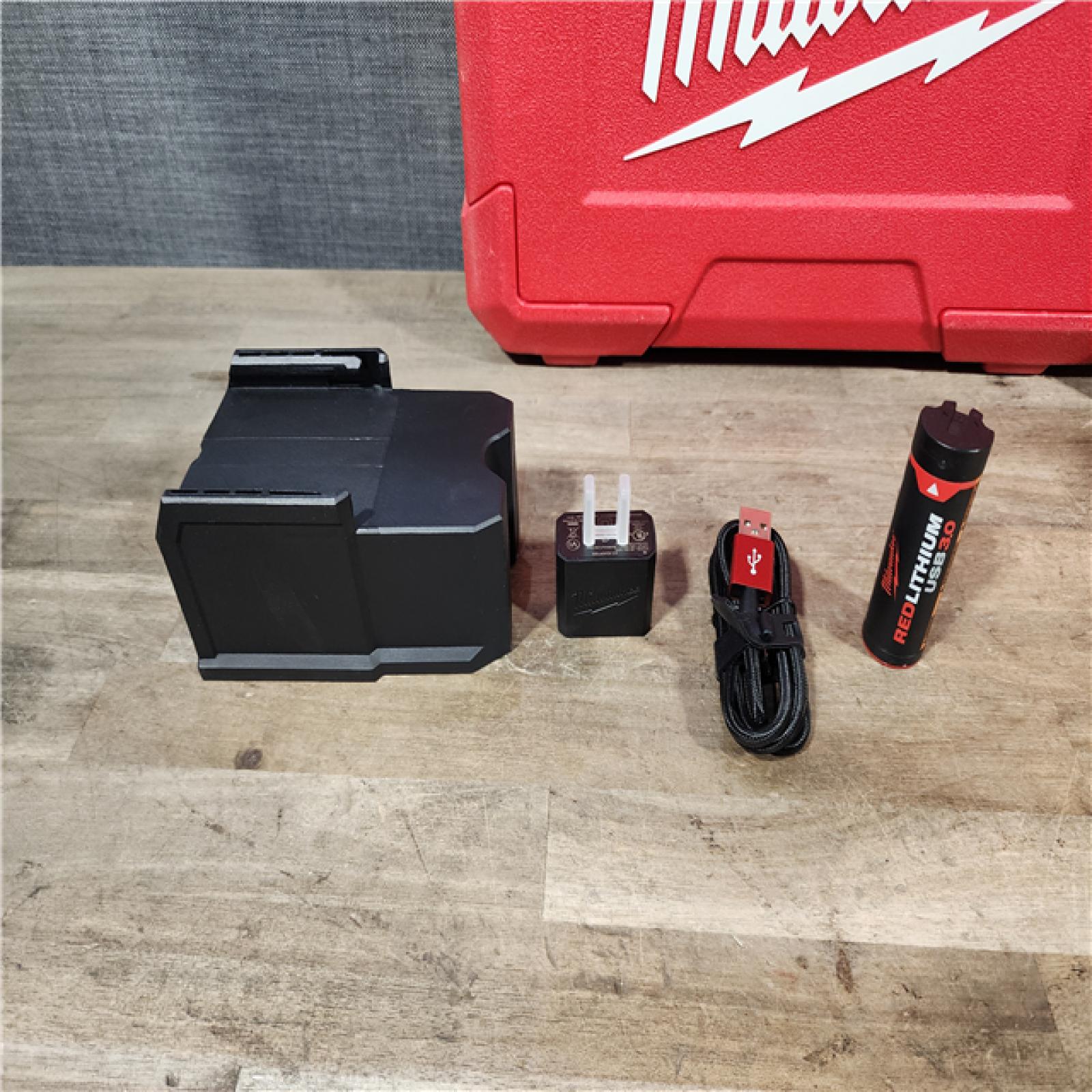 HOUSTON LOCATION - AS-IS (APPEARS LIKE NEW) Milwaukee-3522-21 Green Beam Laser Cross Line Plumb Point Rechargeable USB Kit