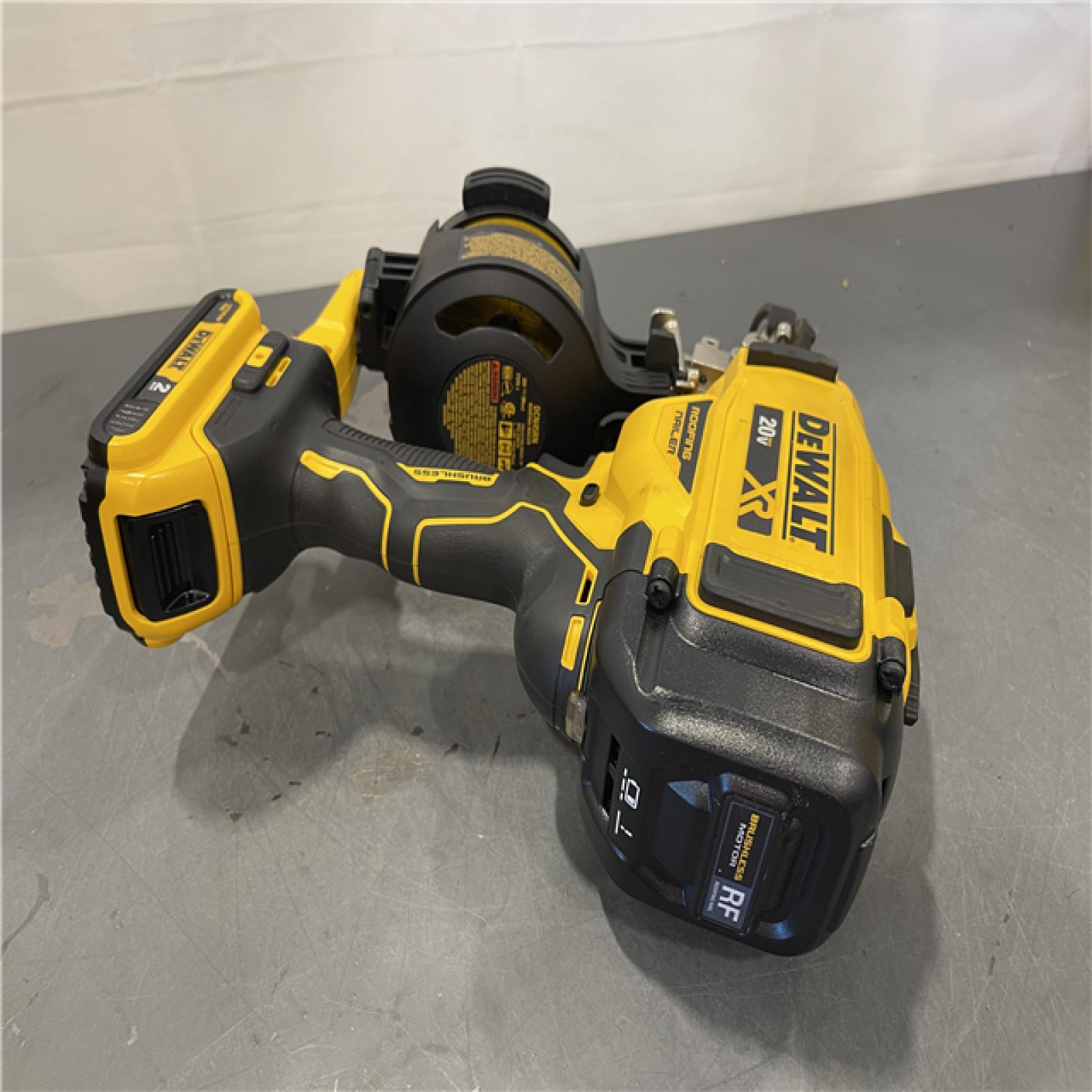 AS-IS - DEWALT 20V MAX Lithium-Ion 15-Degree Electric Cordless Roofing Nailer Kit