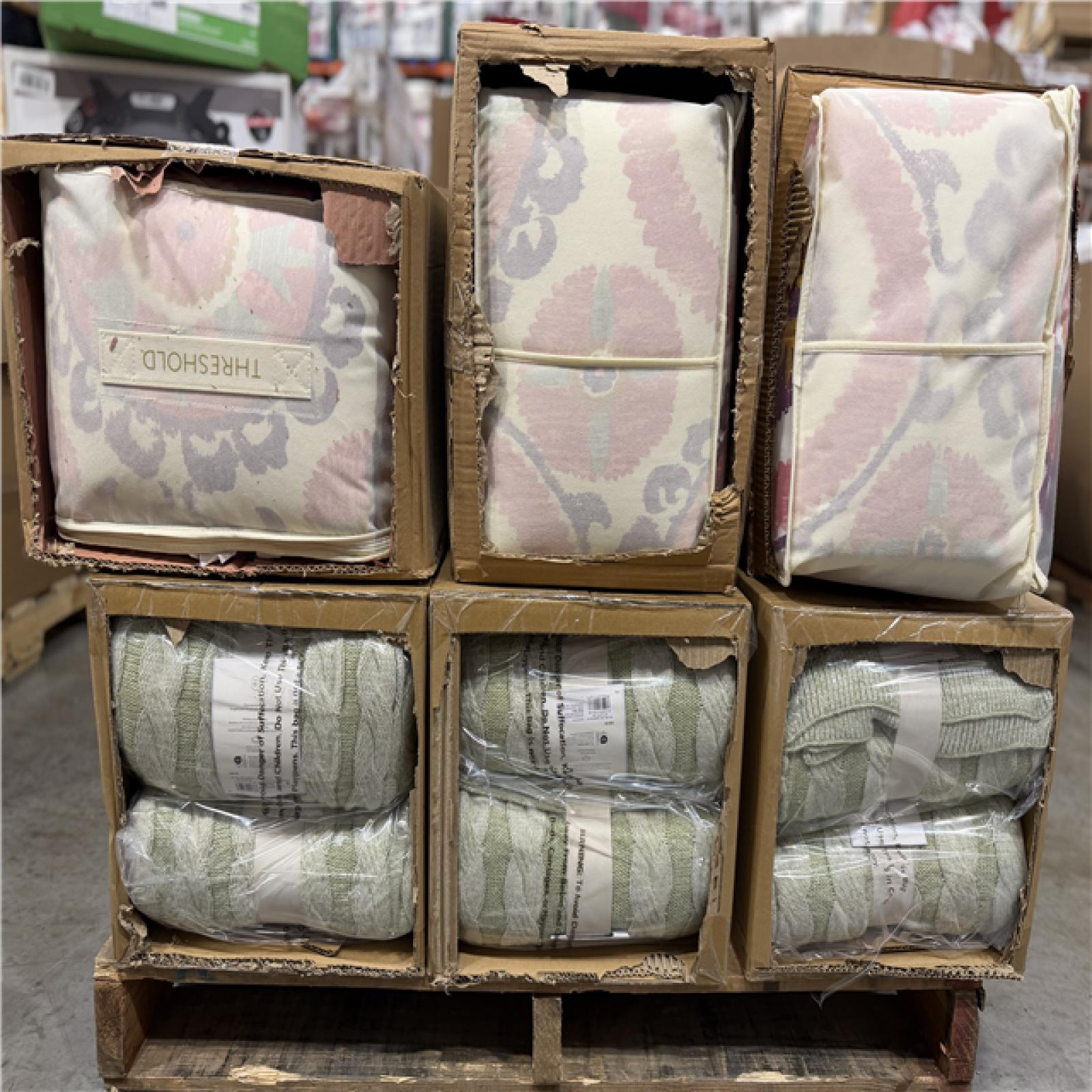 DALLAS LOCATION - BULLSEYE NEW! MIXED BEDDING PALLET - (42 UNITS)