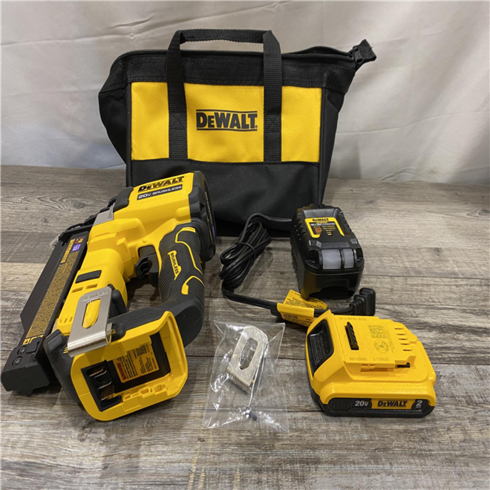 AS-IS DEWALT ATOMIC 20V MAX Lithium Ion Cordless 23 Gauge Pin Nailer Kit