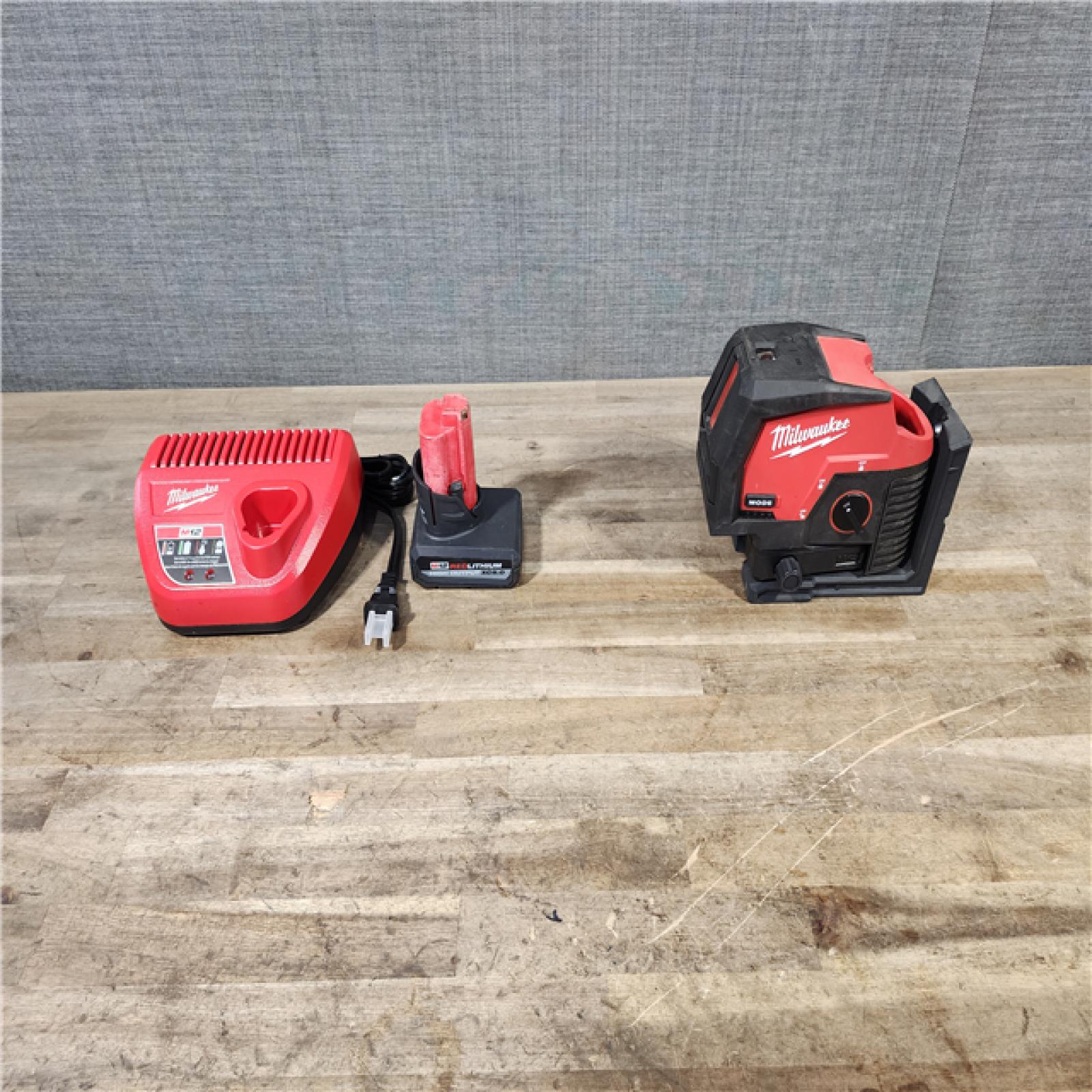 HOUSTON LOCATION - AS-IS Milwaukee Green 125 Ft. Cross Line and Plumb Points Laser Level Kit