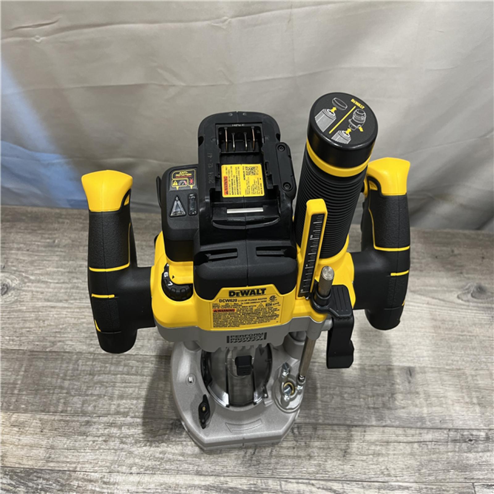 AS-IS DEWALT 20V MAX XR 2-1/4 Peak HP Brushless Cordless Plunge Router (Tool Only)