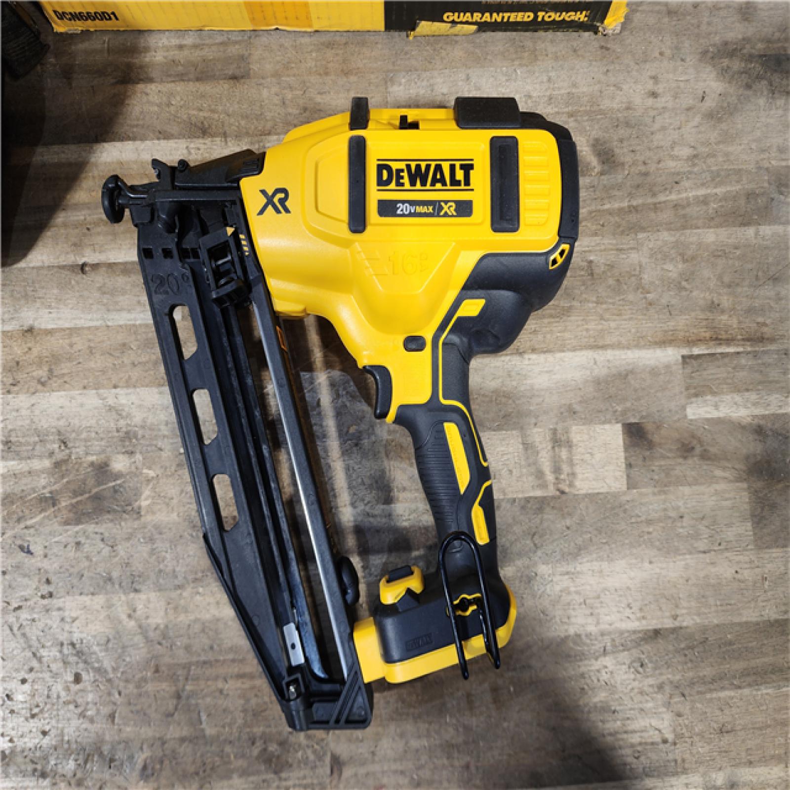HOUSTON LOCATION - AS-IS DEWALT 20V MAX XR 16-Gauge Electric Cordless Angled Finishing Nailer Kit