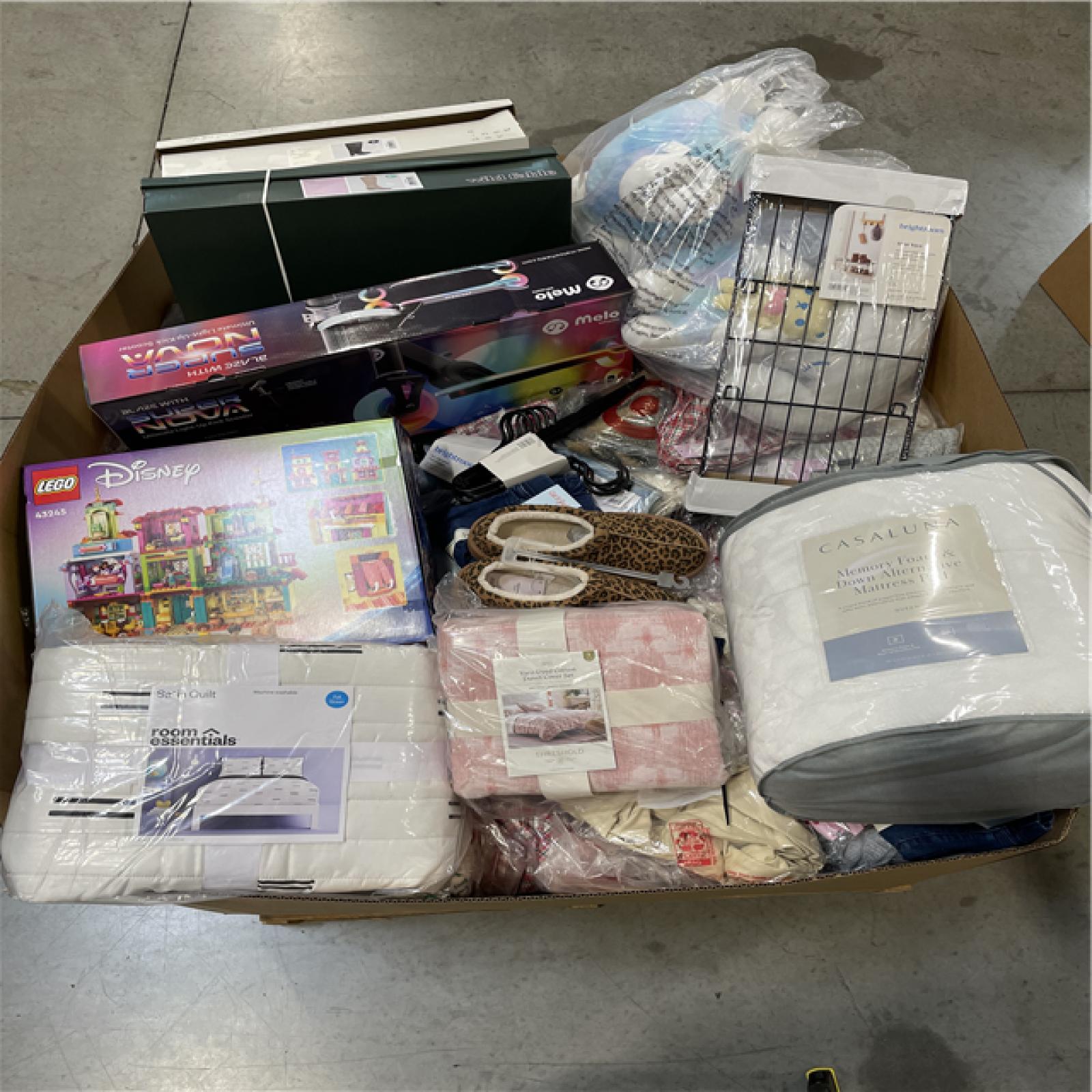 DALLAS LOCATION- NEW! BULLSEYE MIXED CLOTHING PALLET (300 UNITS)